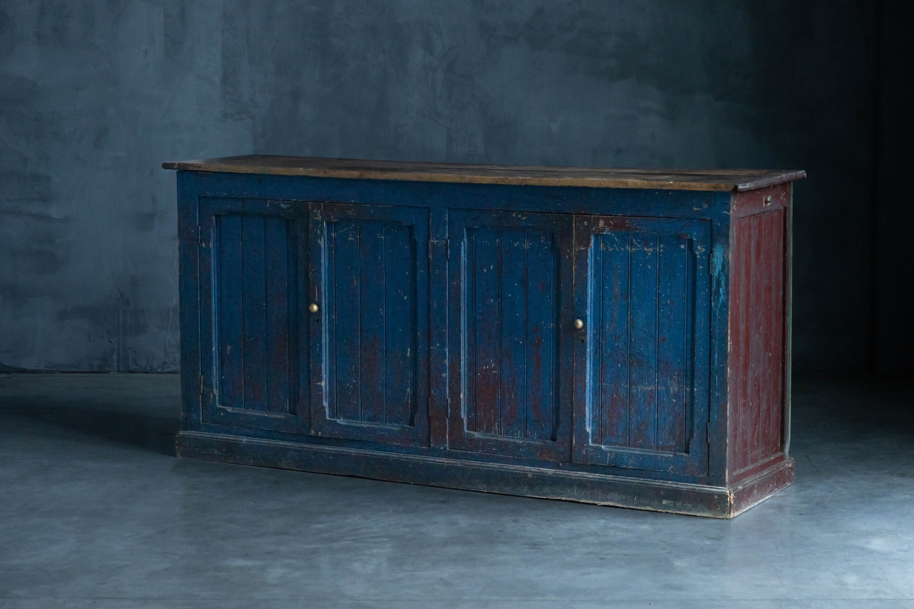 Vernacular blue farmhouse dressoir