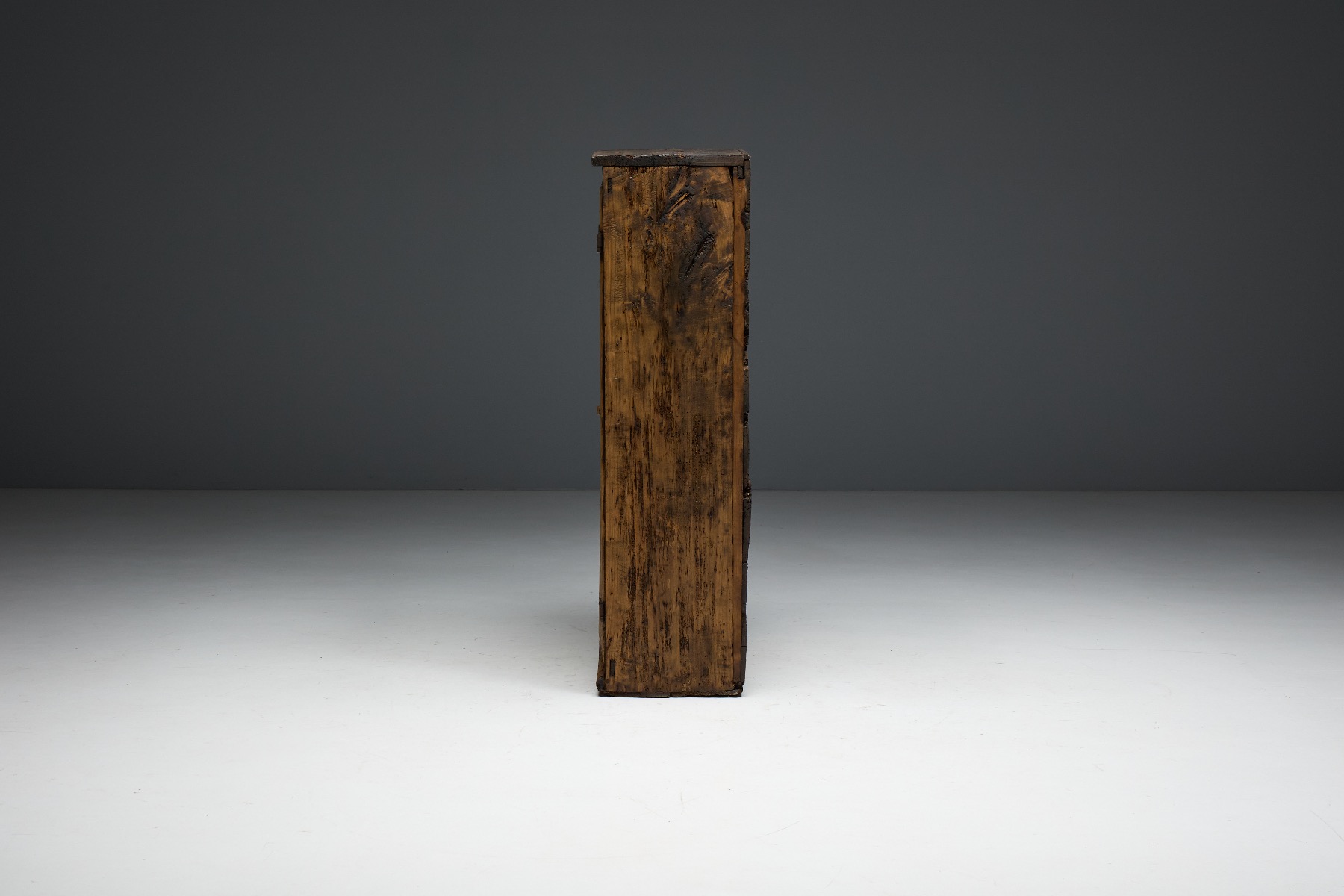 Authentic travail populaire cabinet dating to the late 1700s