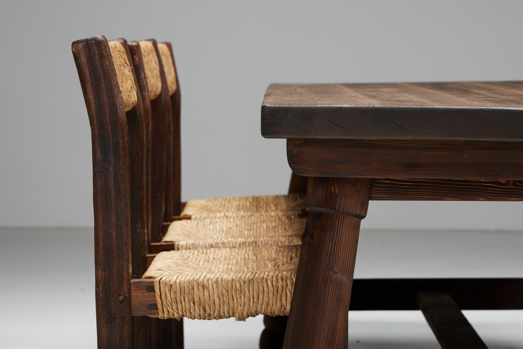 Authentic travail populaire dining table in antique style