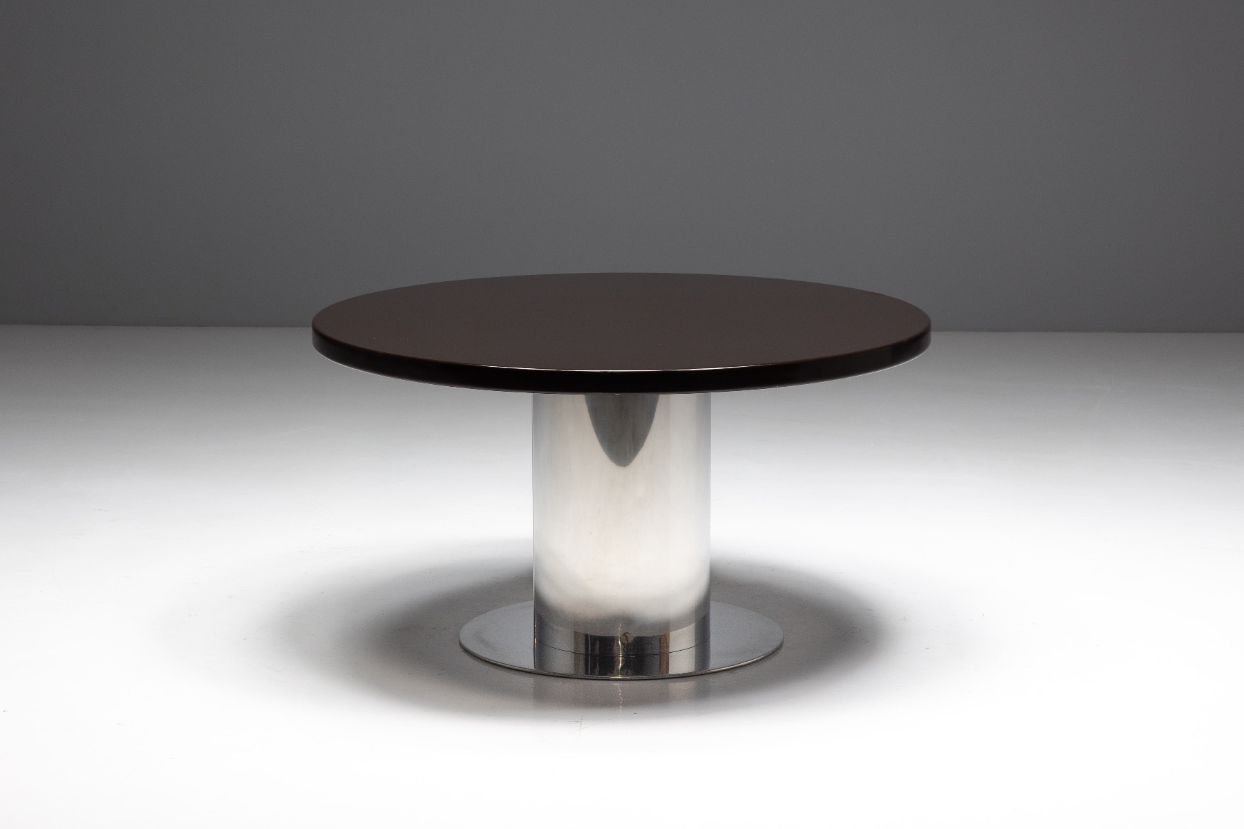 Cidonio table showcasing Italian architectural furniture design