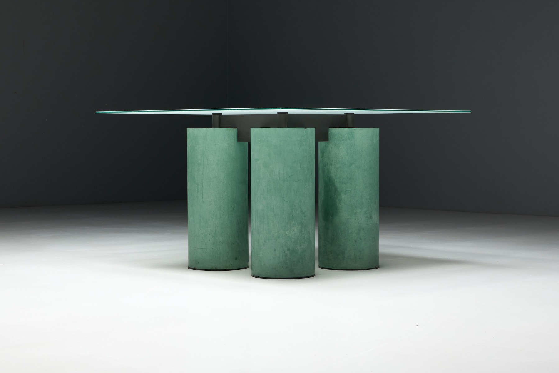 Serenissimo dining table showcasing refined modernist proportions