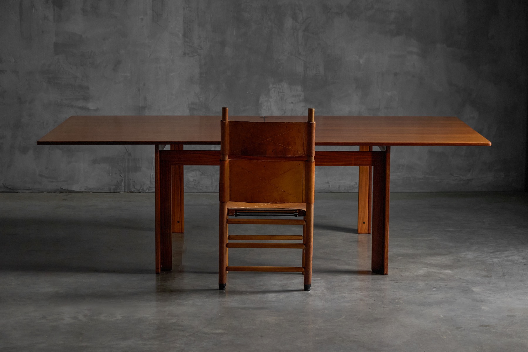 Elegant 1960s dining table by Afra and Tobia Scarpa
