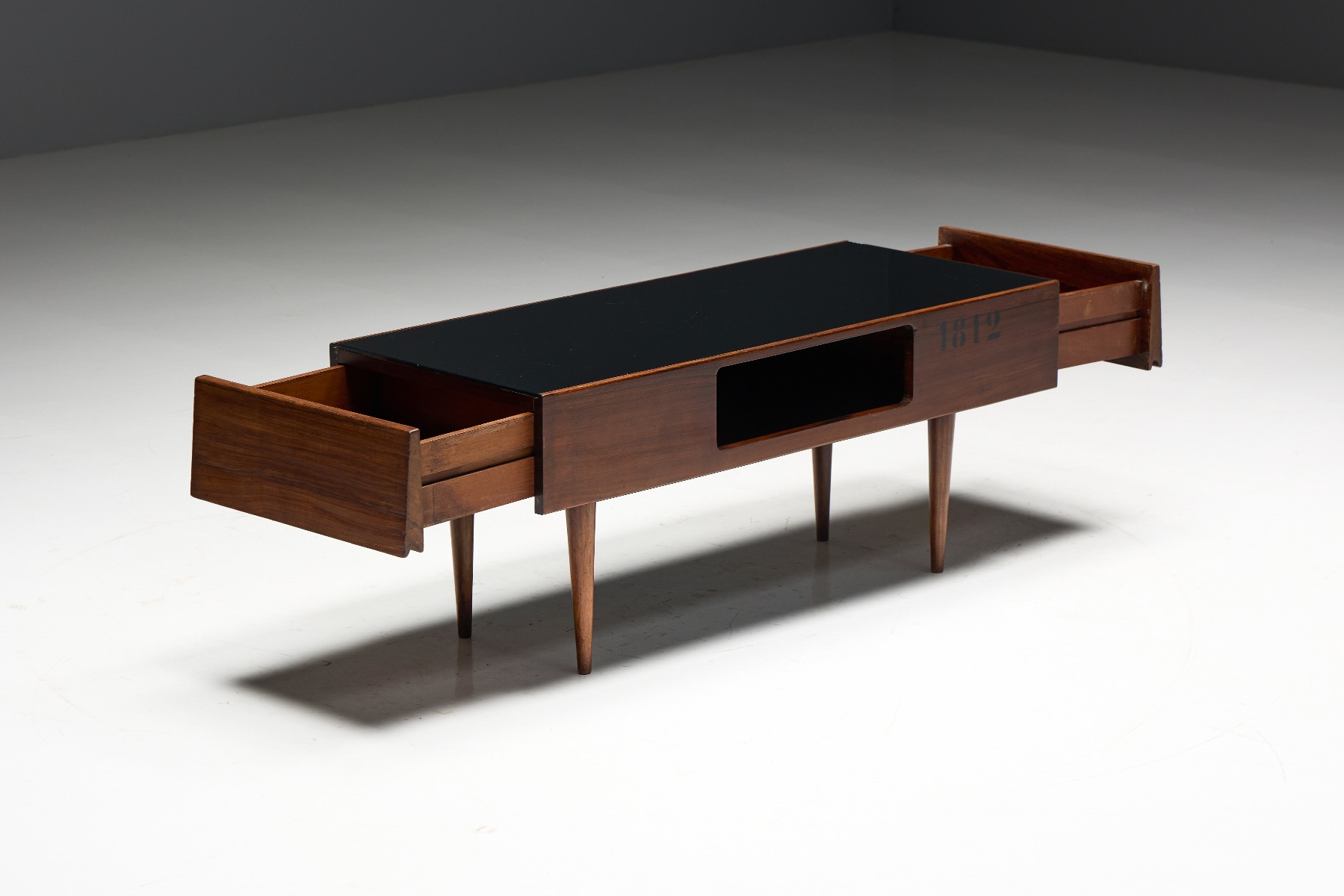 Forma 1955 showcase table