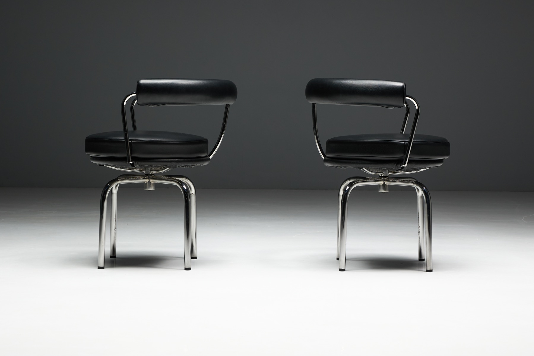 Architectural modernist LC7 chairs by Cassina