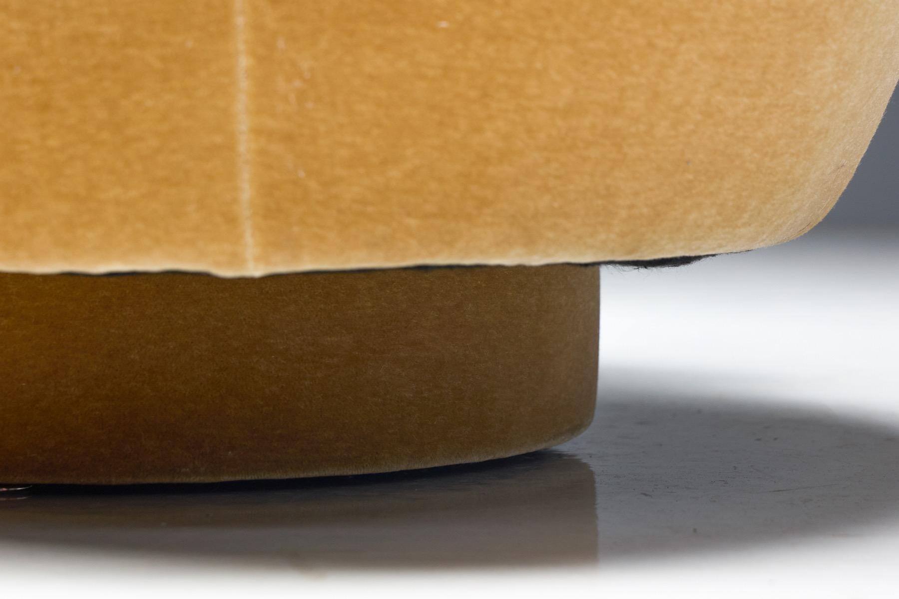 Sculptural curved sofa in the style of Vladimir Kagan