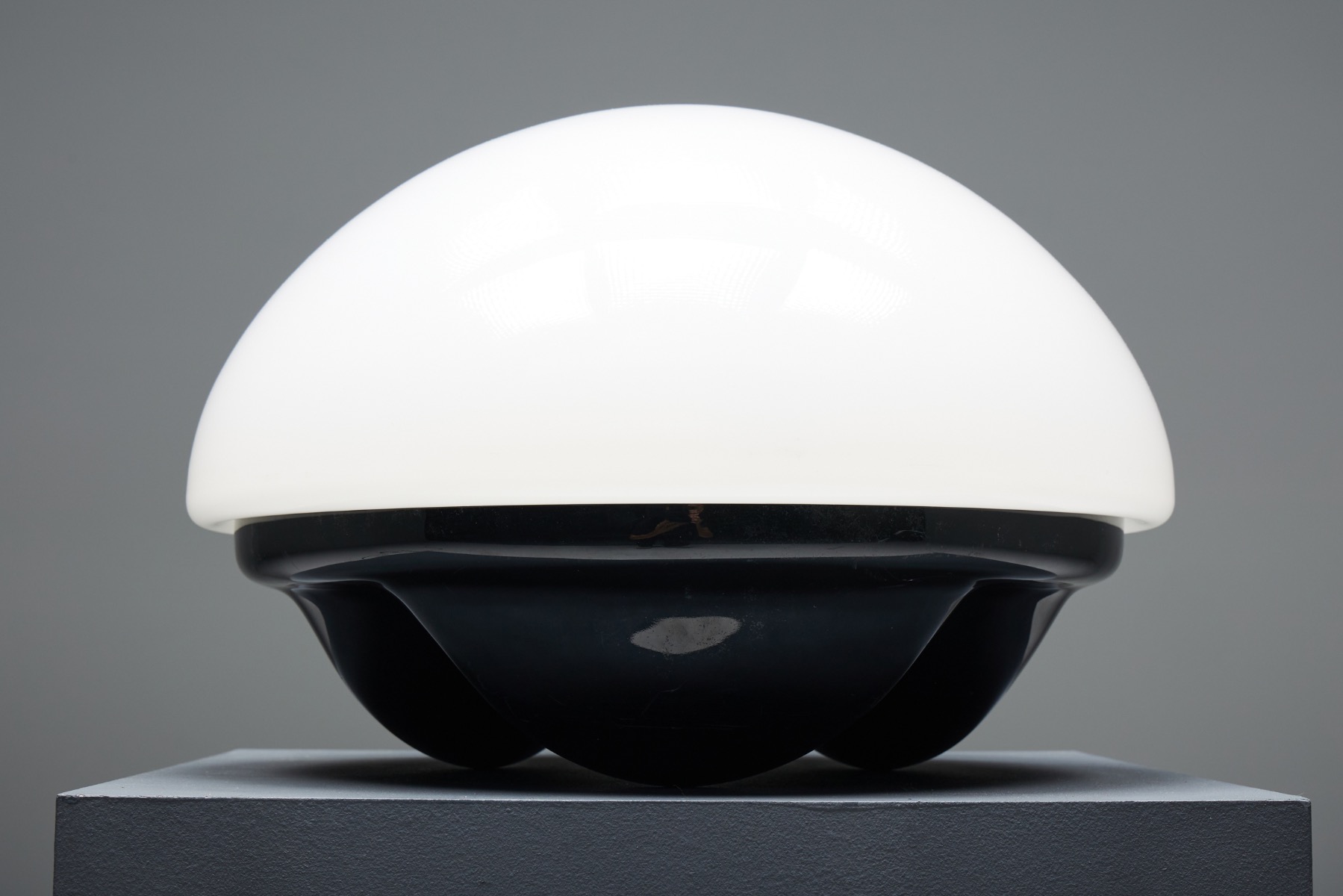 Minimalist Platea lamp in Italian modernism