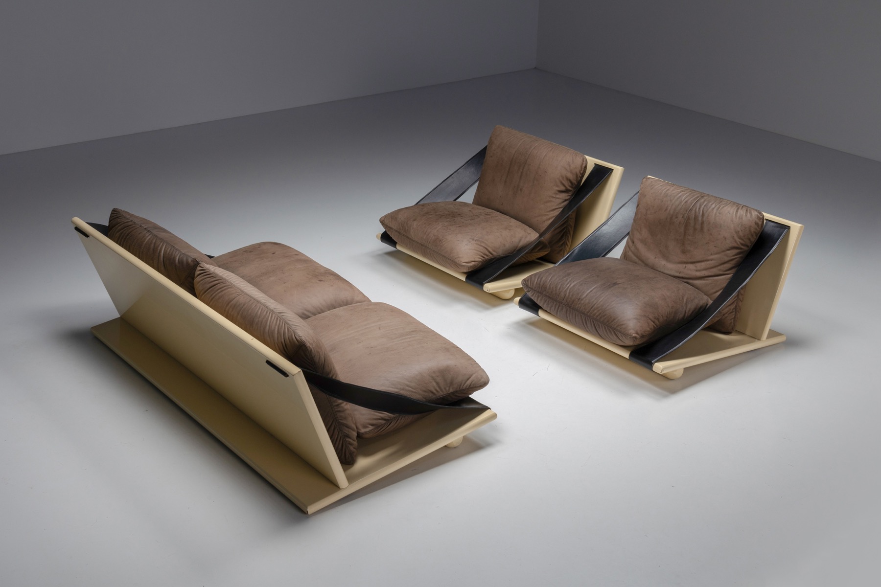 Premium lounge chairs in lacquer and leather design