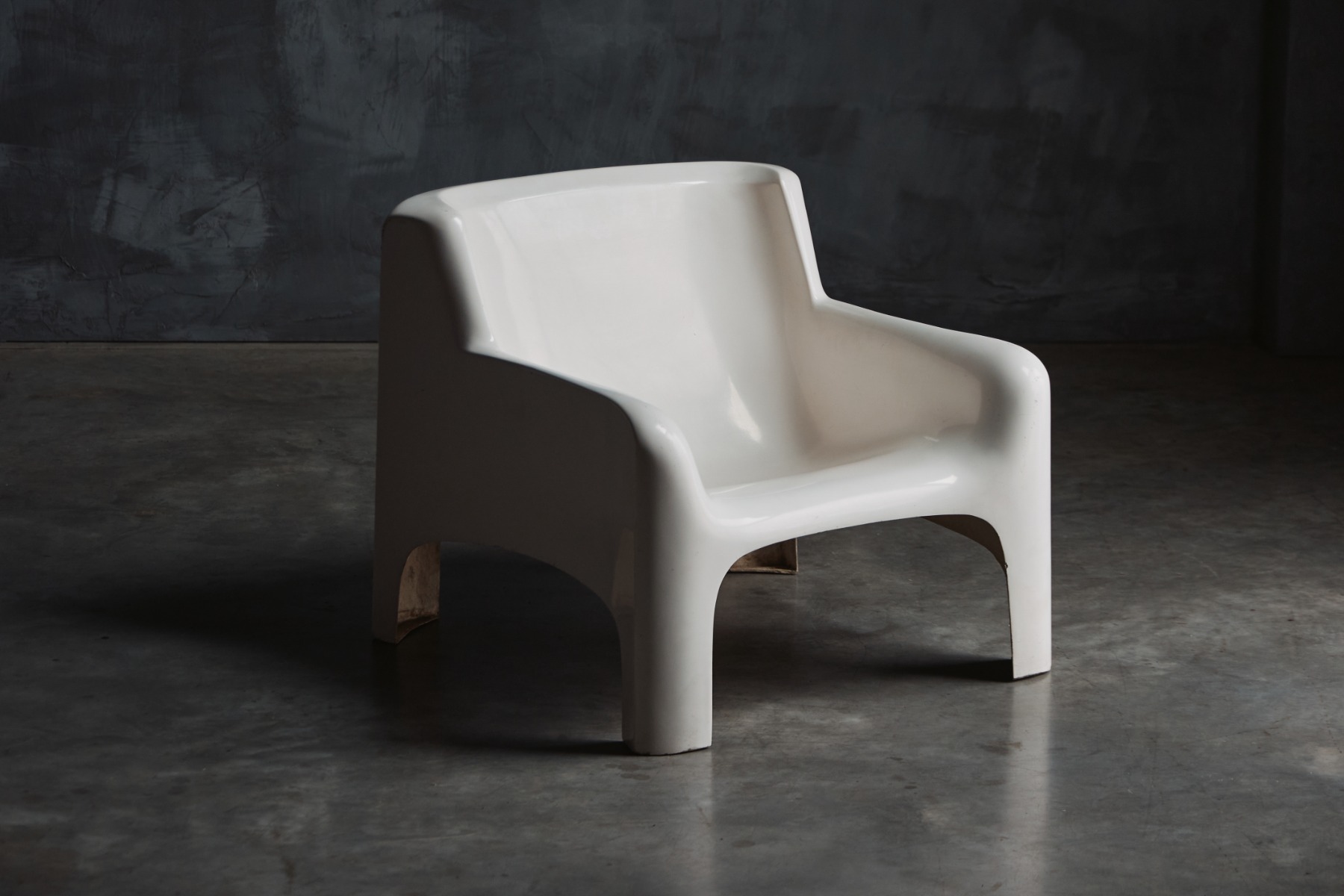 Retro fiberglass coffee table for Arflex from the 1960s