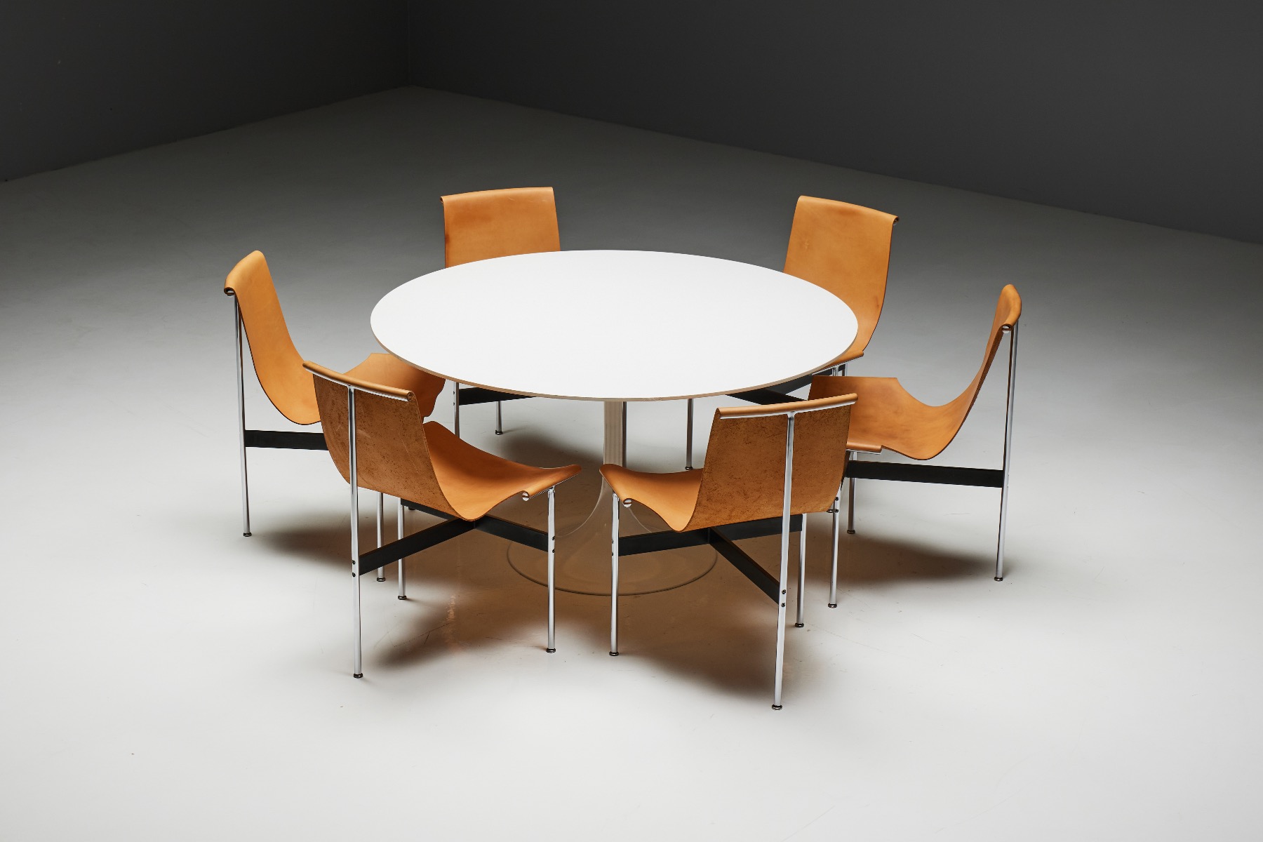Round tulip dining table by Eero Saarinen for Knoll