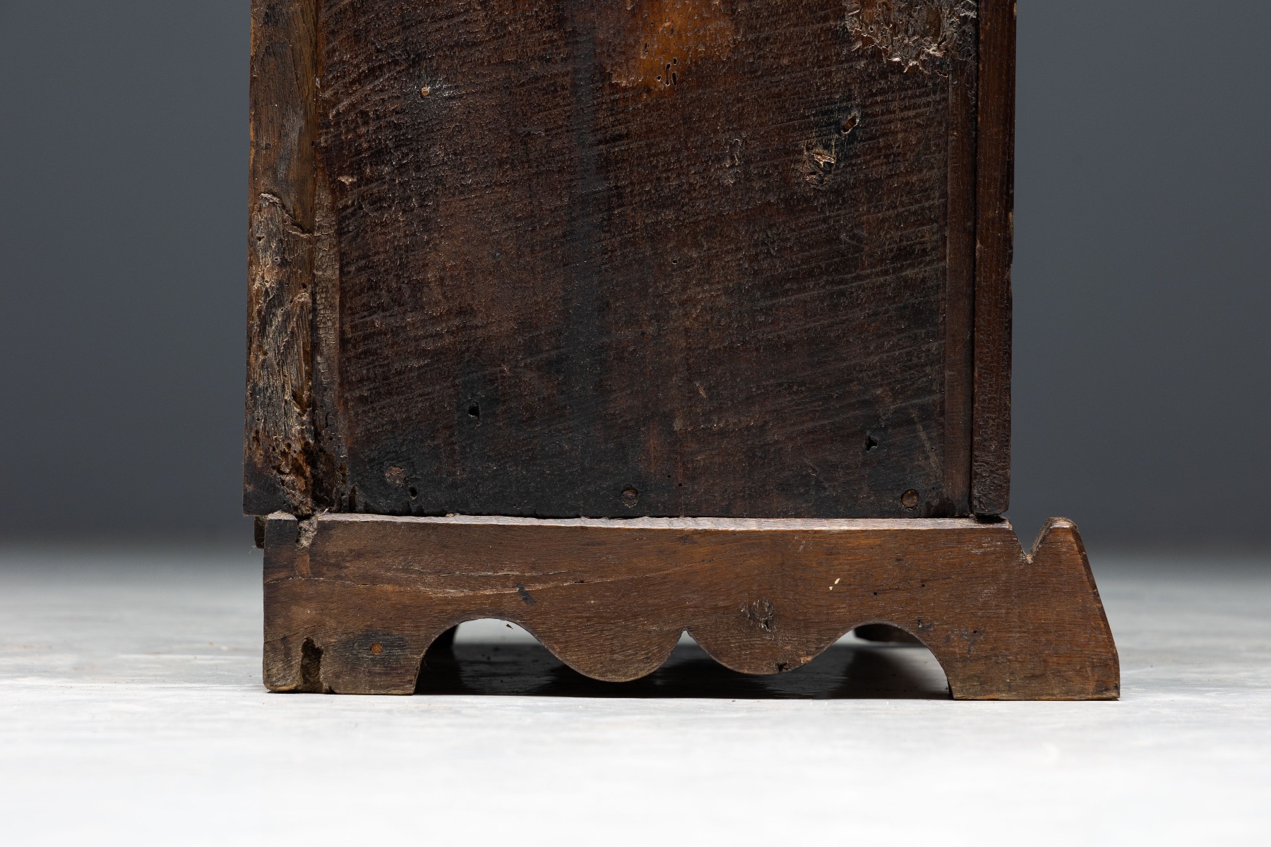 Aged wood travail populaire cabinet in rustic style from the 1850s