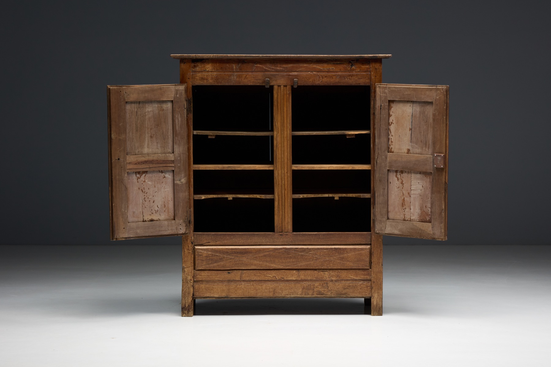 Art Populaire cabinet simple functional design