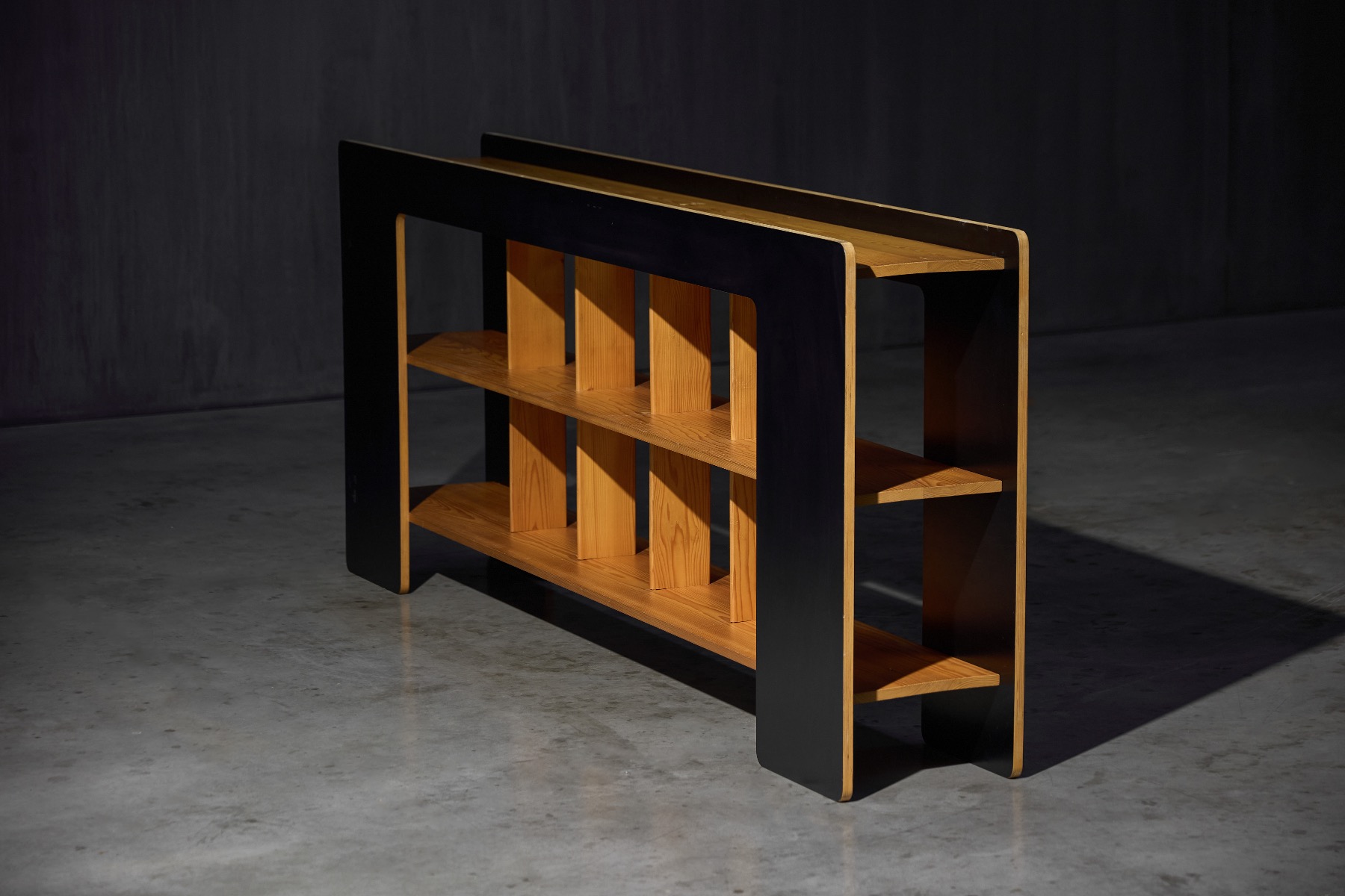 Sculptural storage unit with architectural presence