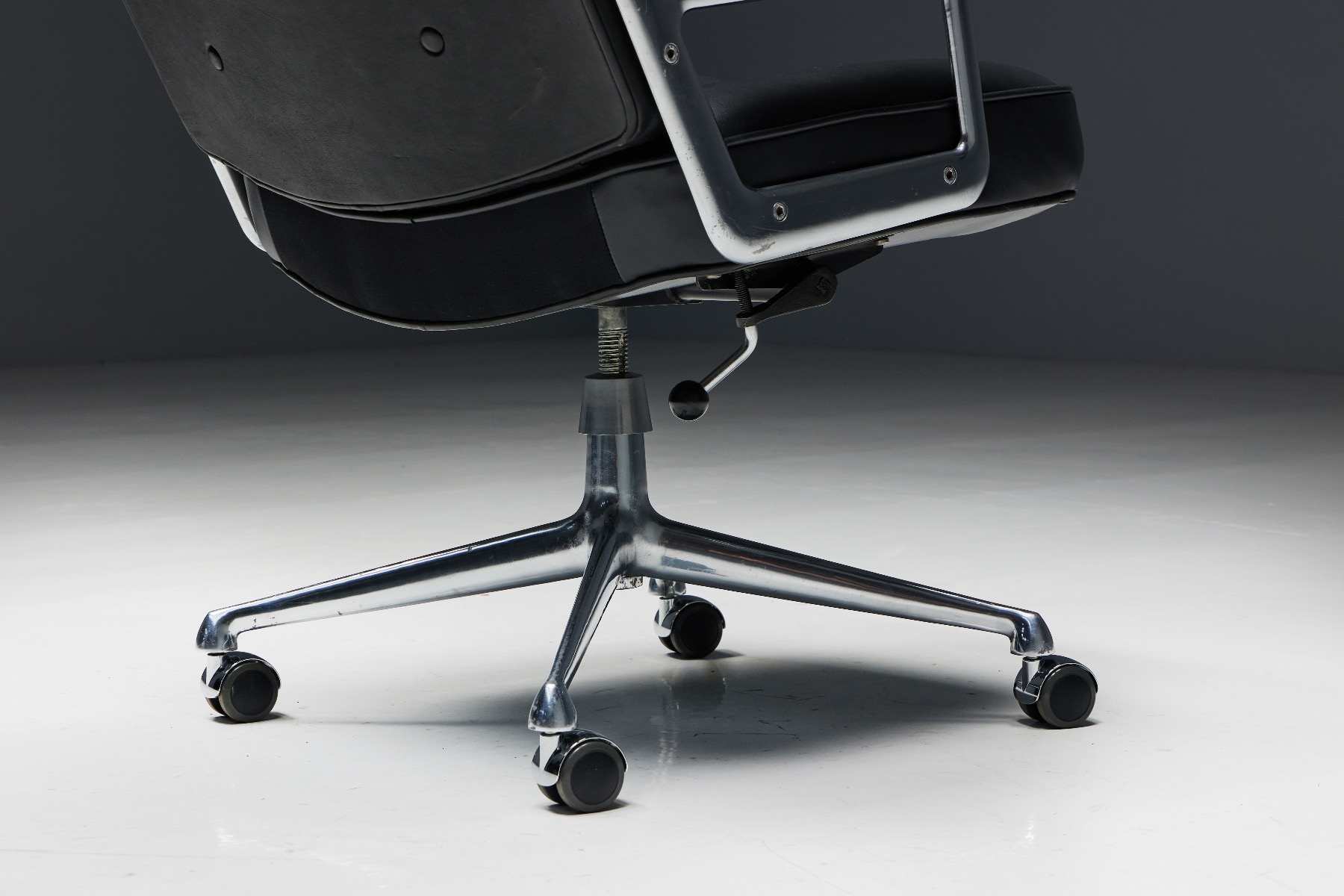 Charles Eames ES104 lobby chair
