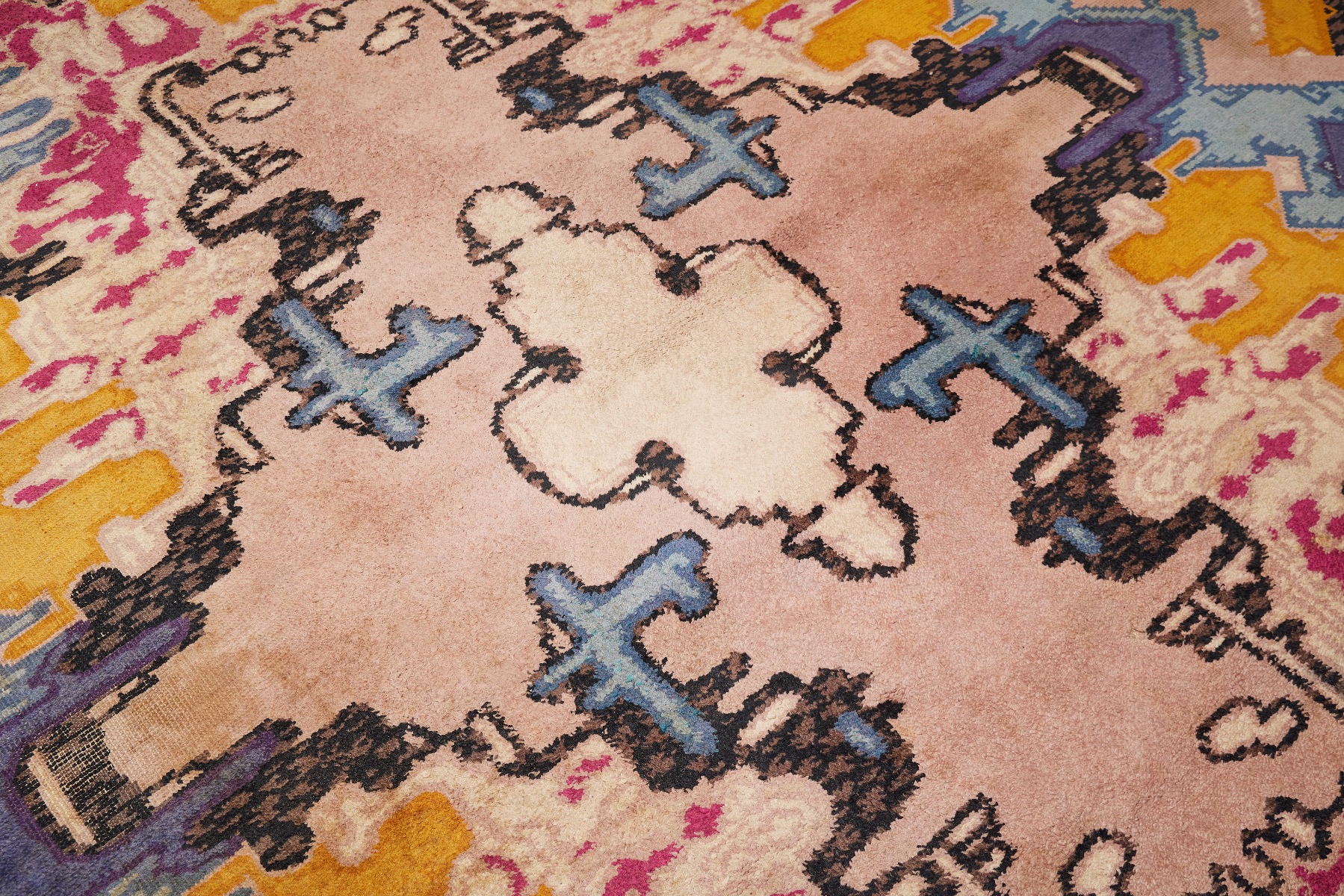 Decorative wool rug in Tuschinski Gidding style
