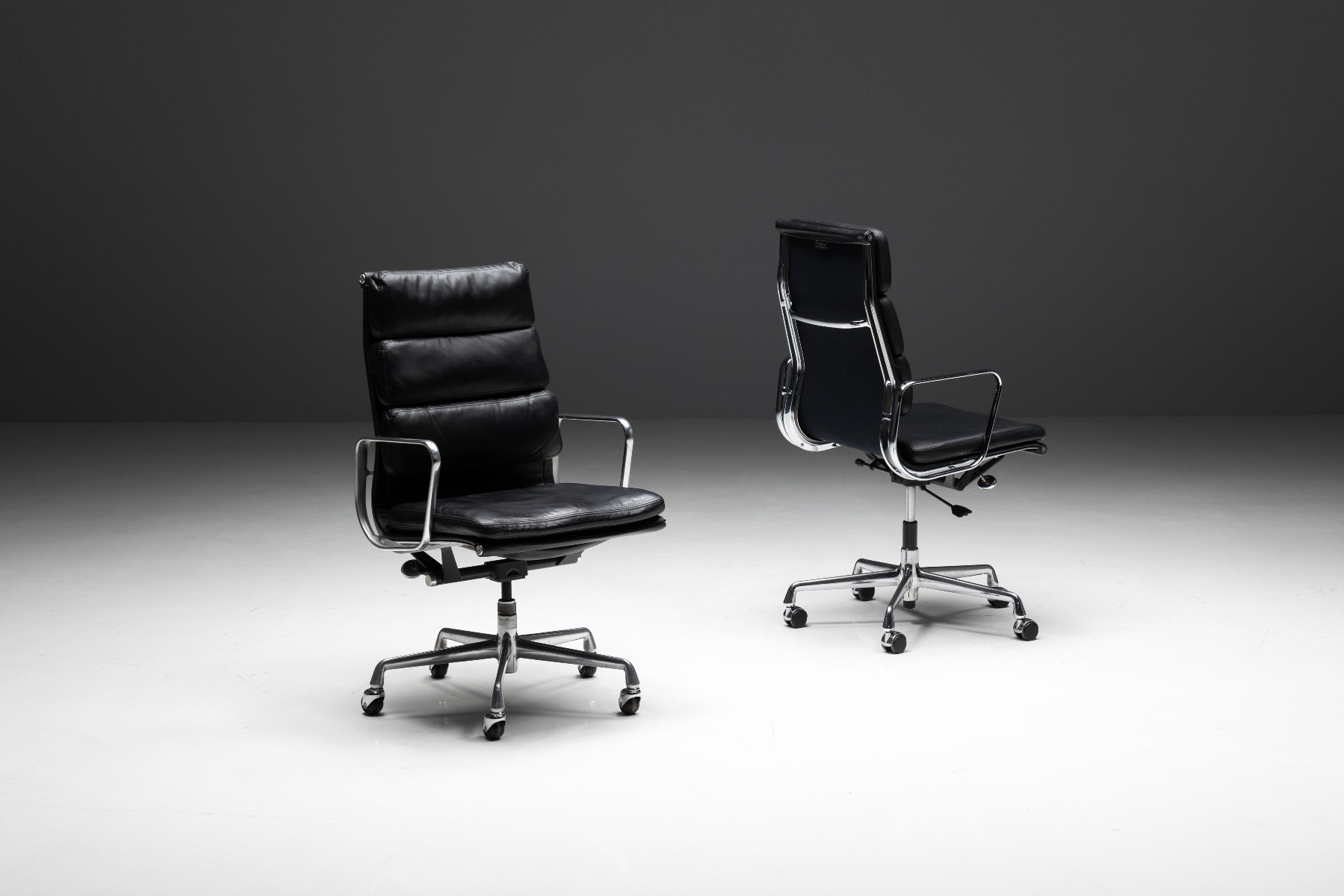 Eames aluminum office chair EA216 by Vitra