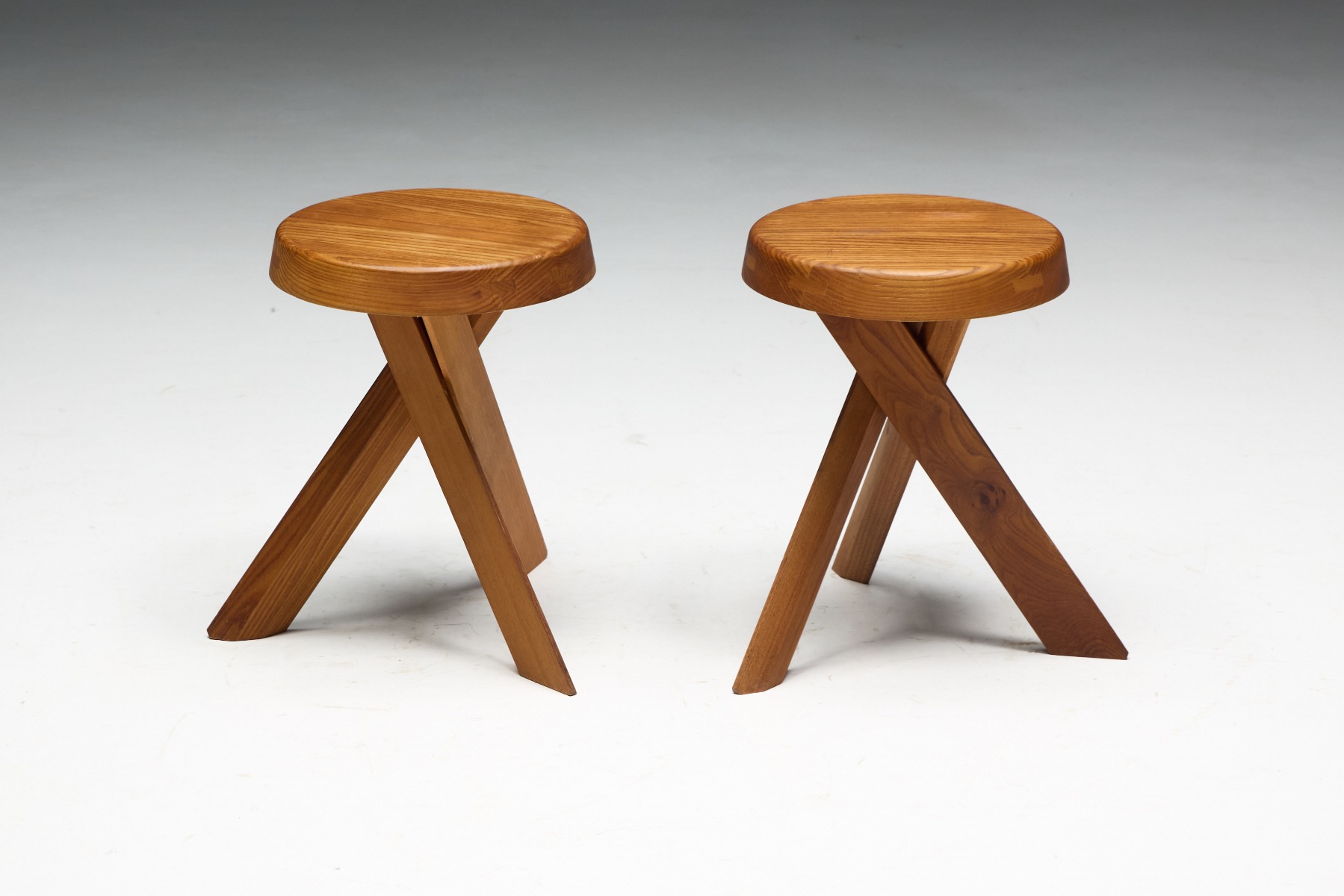 Functionalist S31 stool executed in solid wood