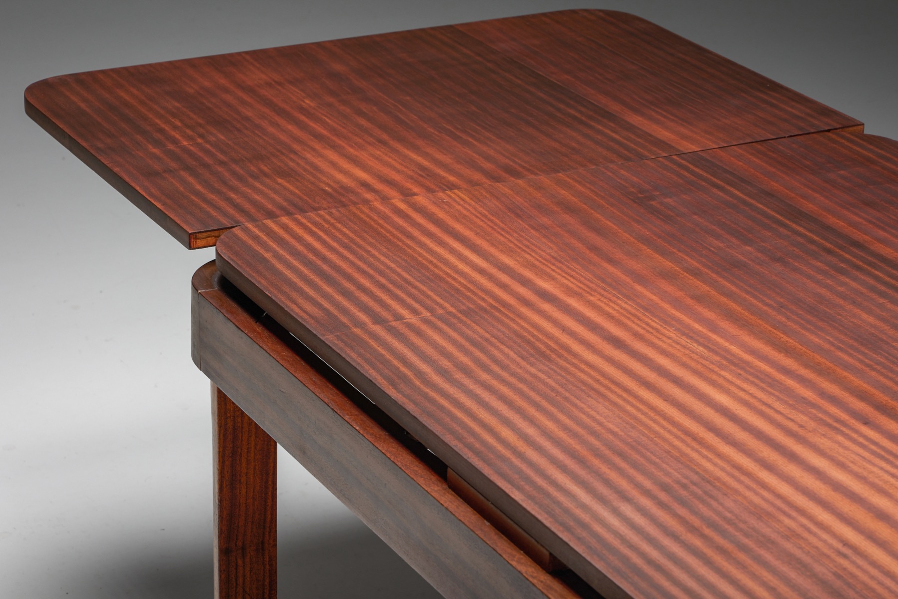 Premium extendable dining table by John van Zeeland