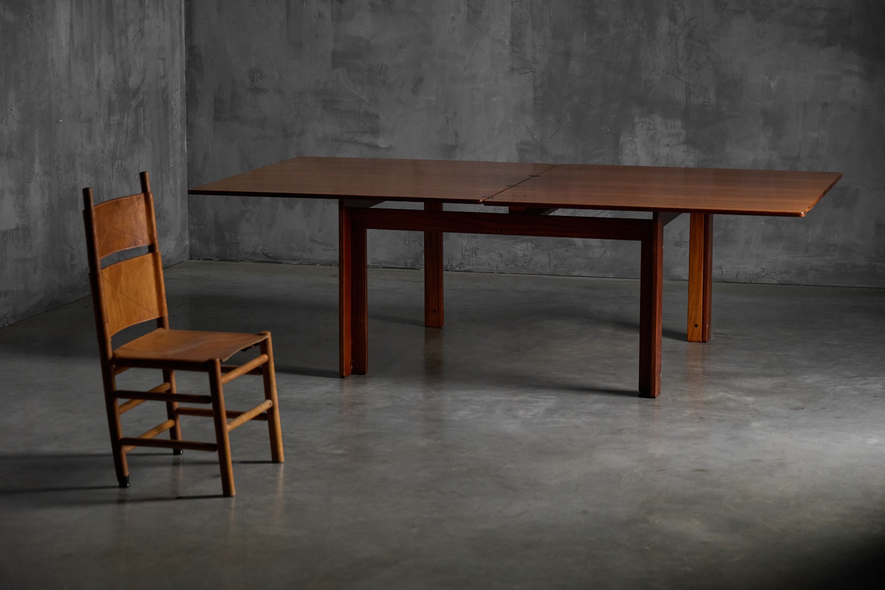 Authentic Scarpa dining table 778 from the 1960s
