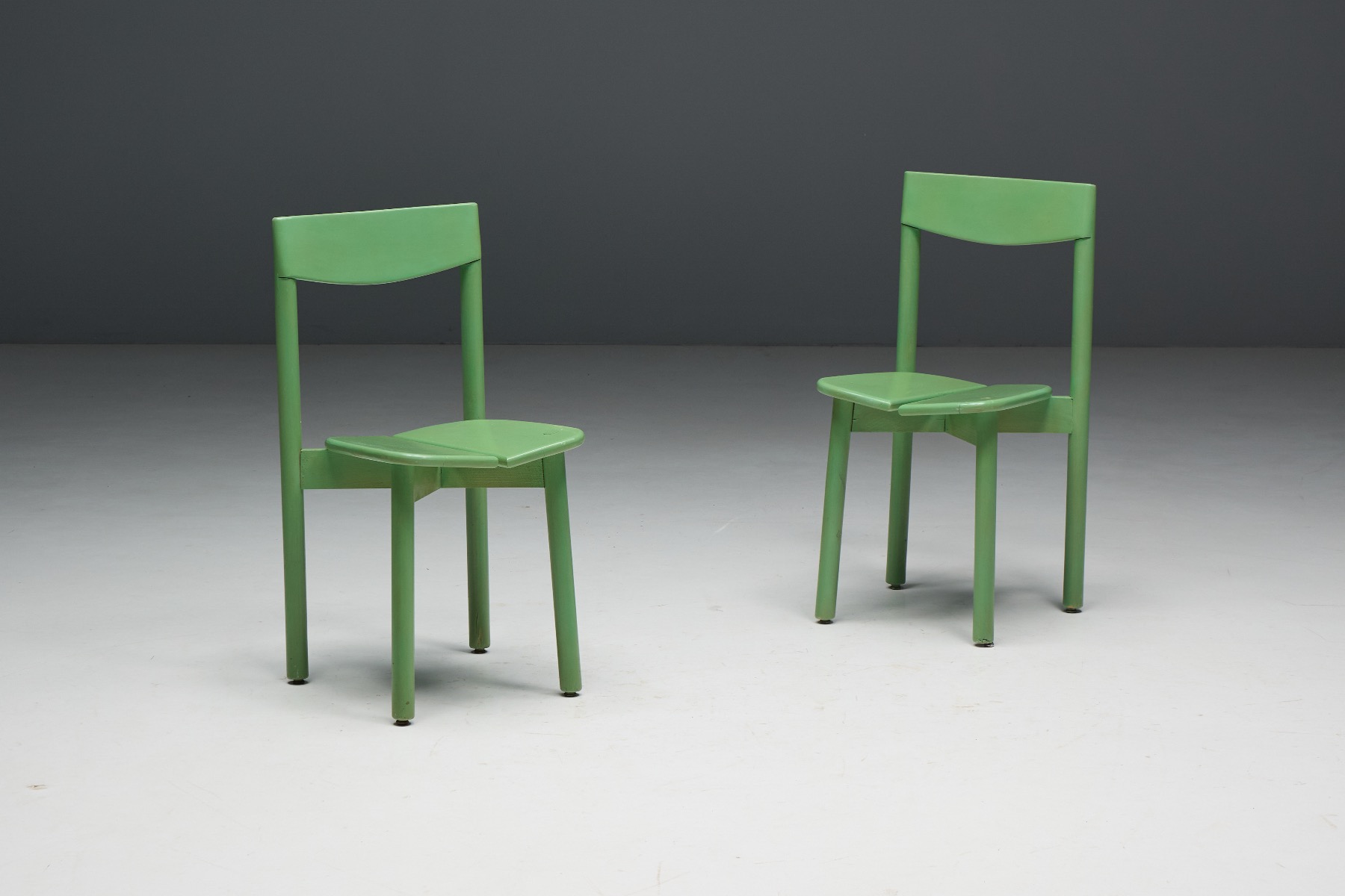 Sculptural French green dining chair with flowing silhouette