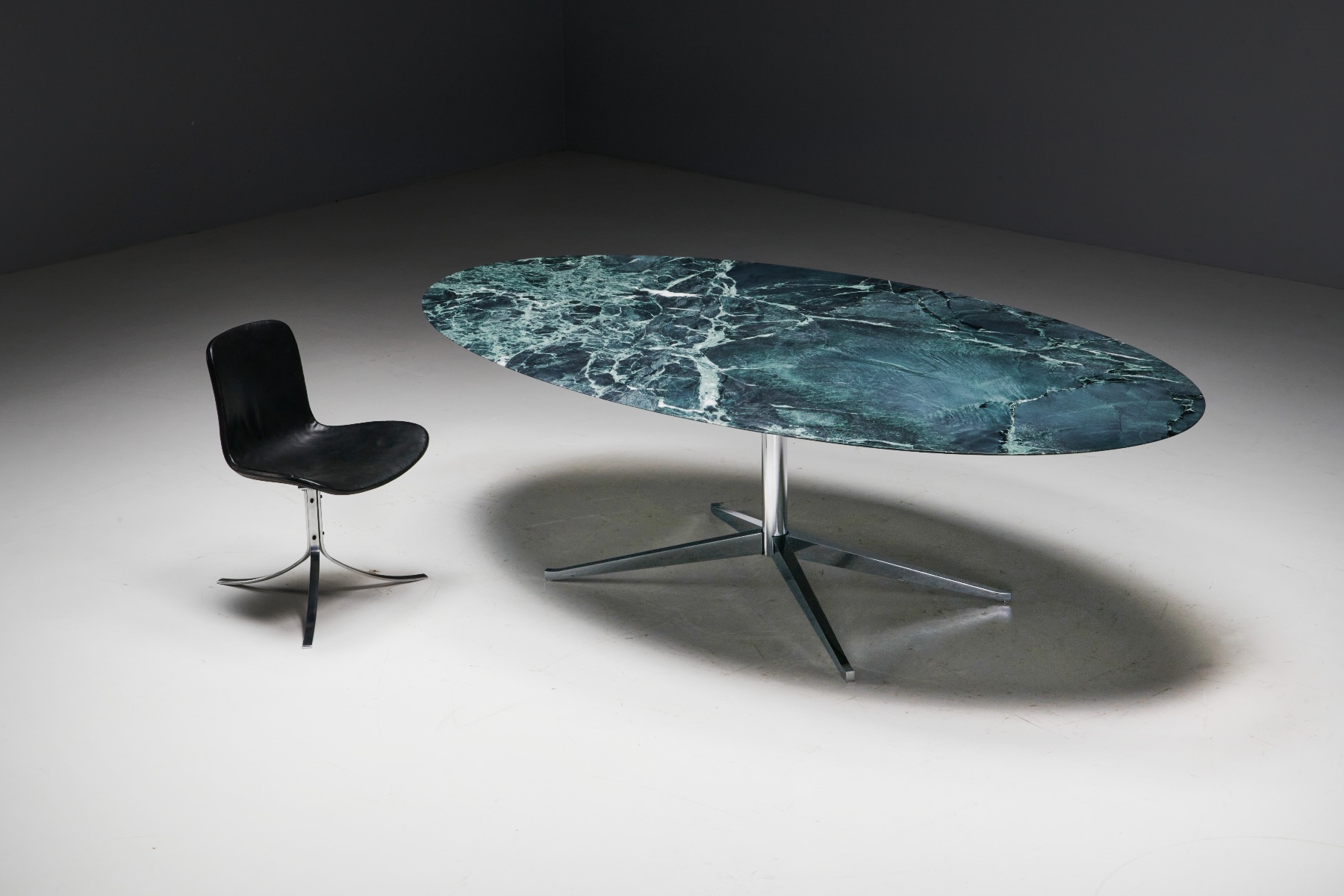 Timeless dining table by Florence Knoll in marble