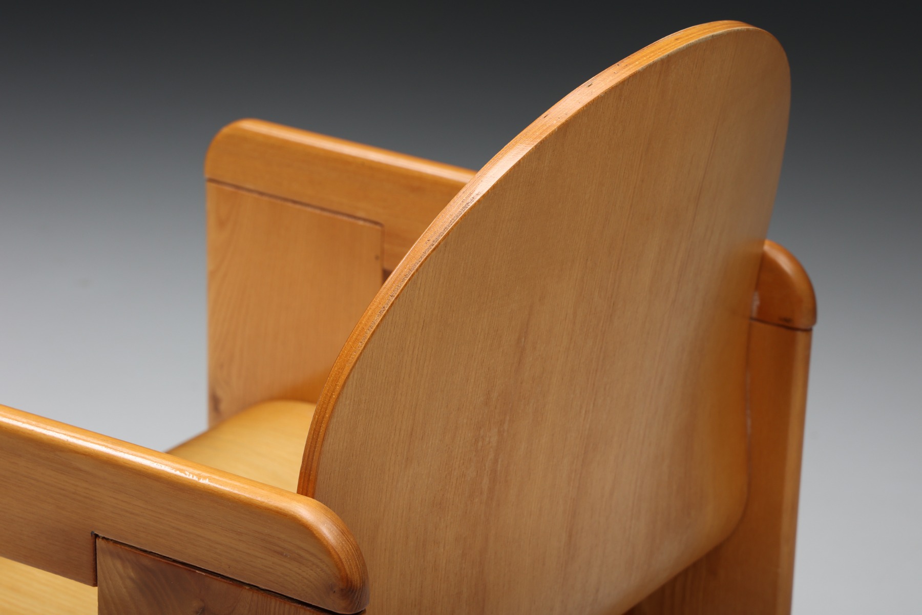 Timeless plywood dining chairs by Afra and Tobia Scarpa design