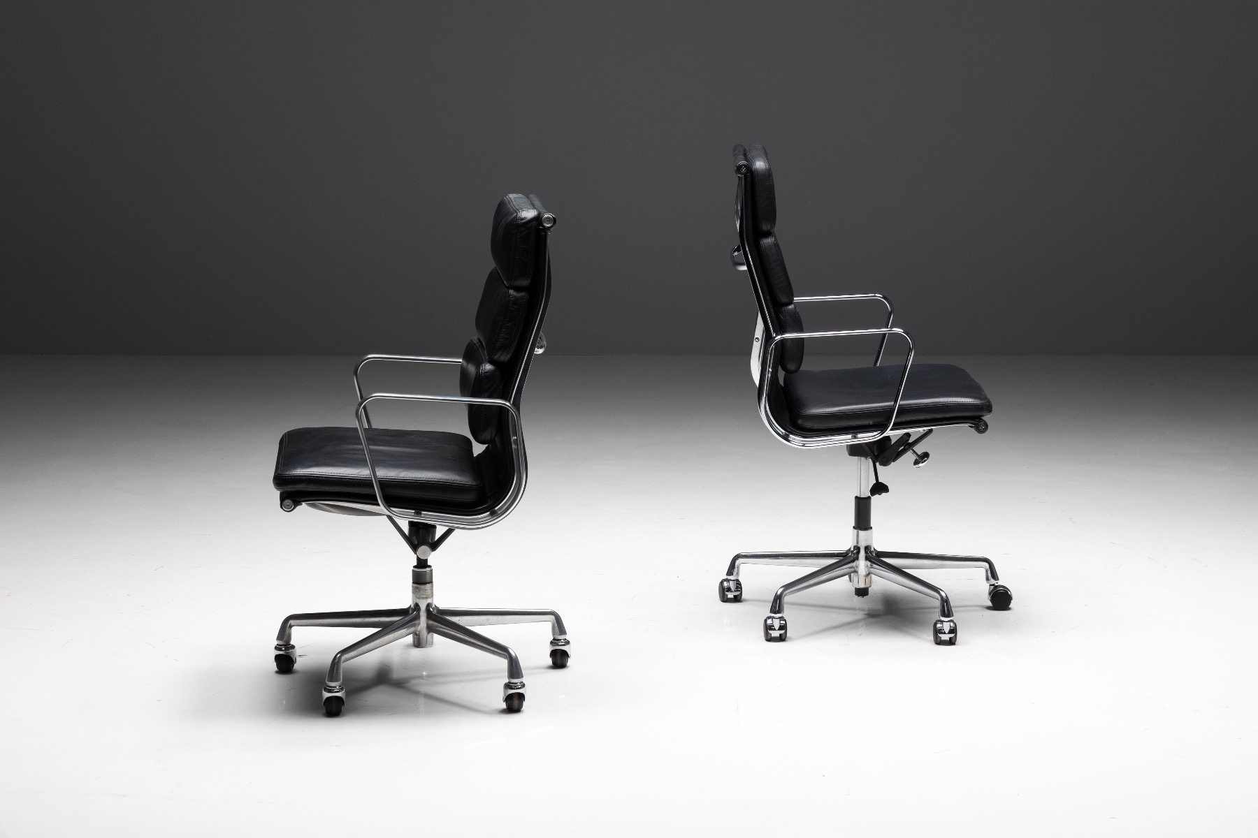 Classic EA216 office chair design by Charles and Ray Eames