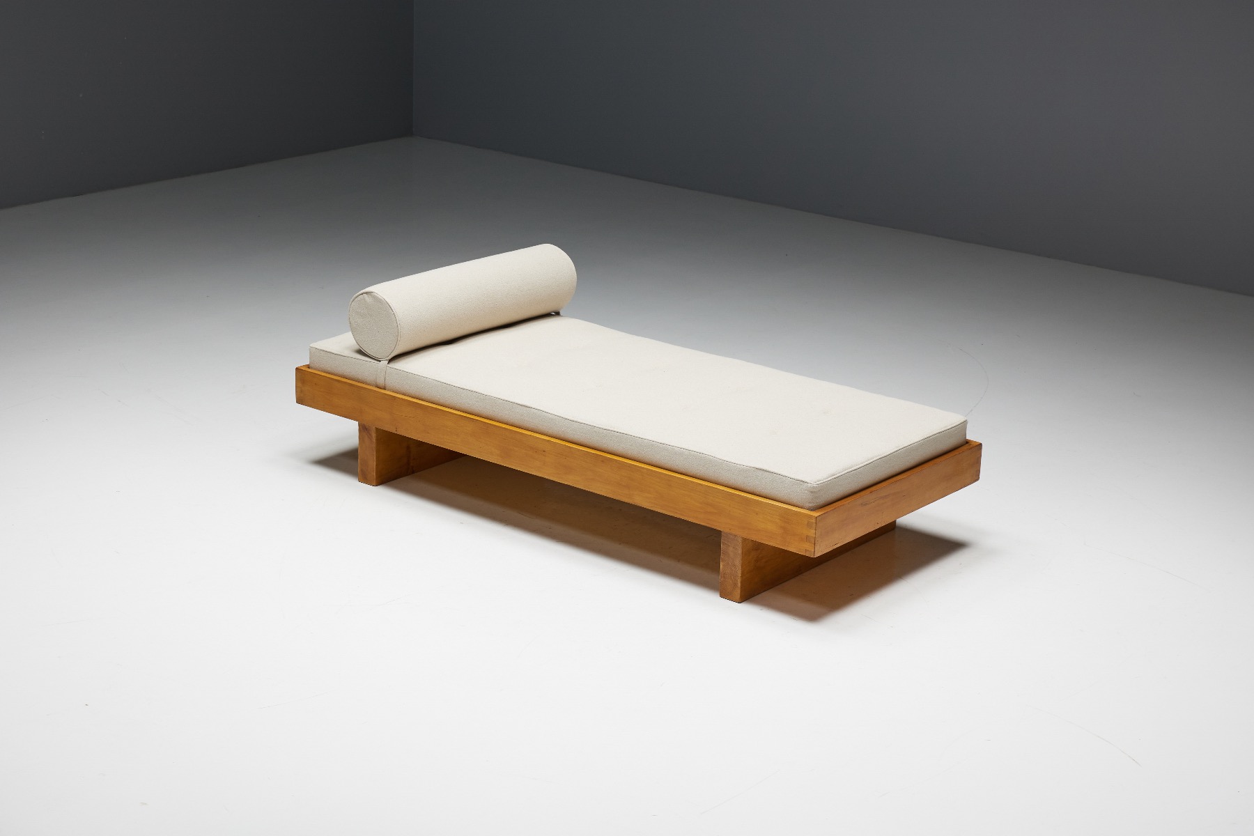 Iconic Méribel daybed Perriand