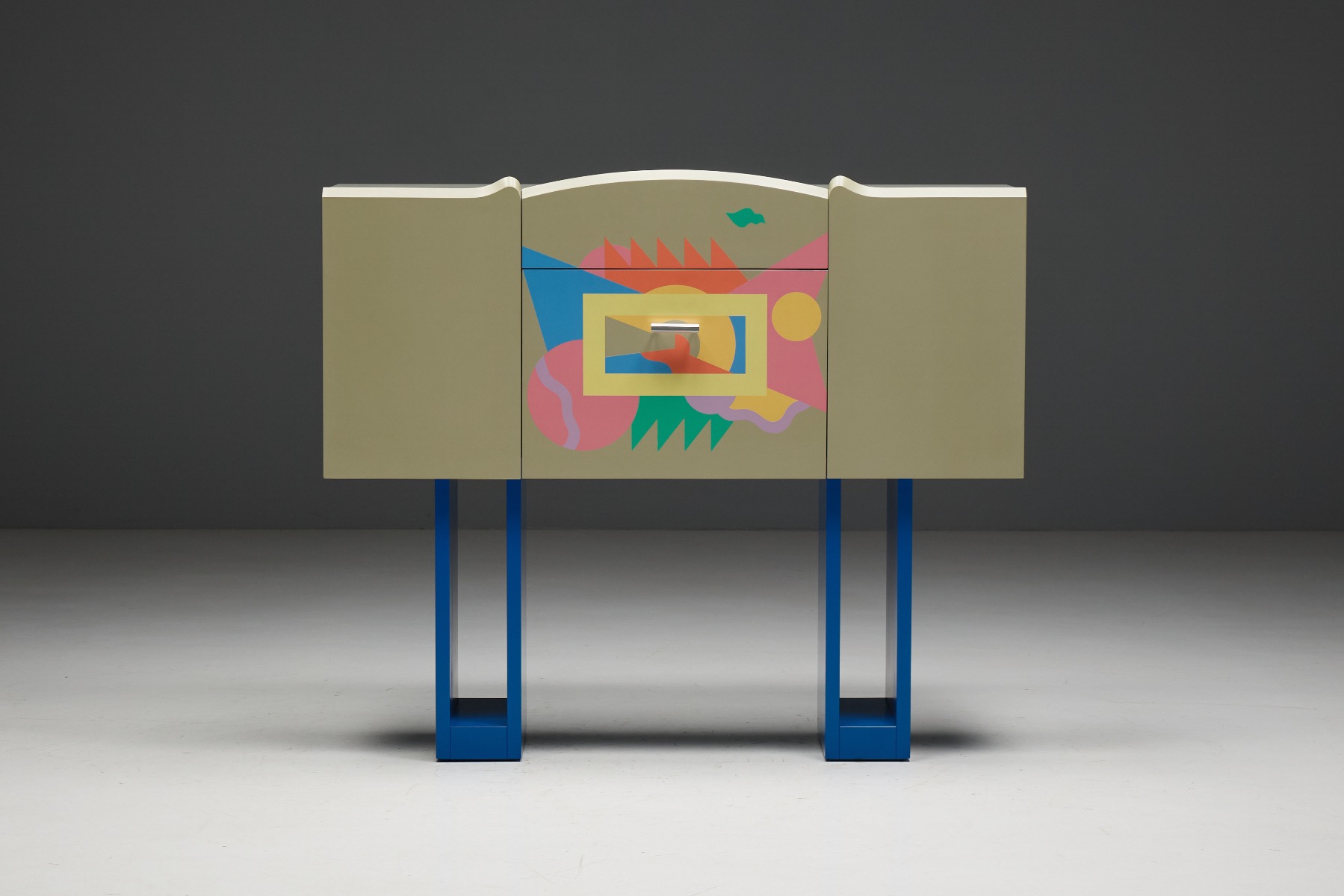 Italian design bar cabinet from the 1980s