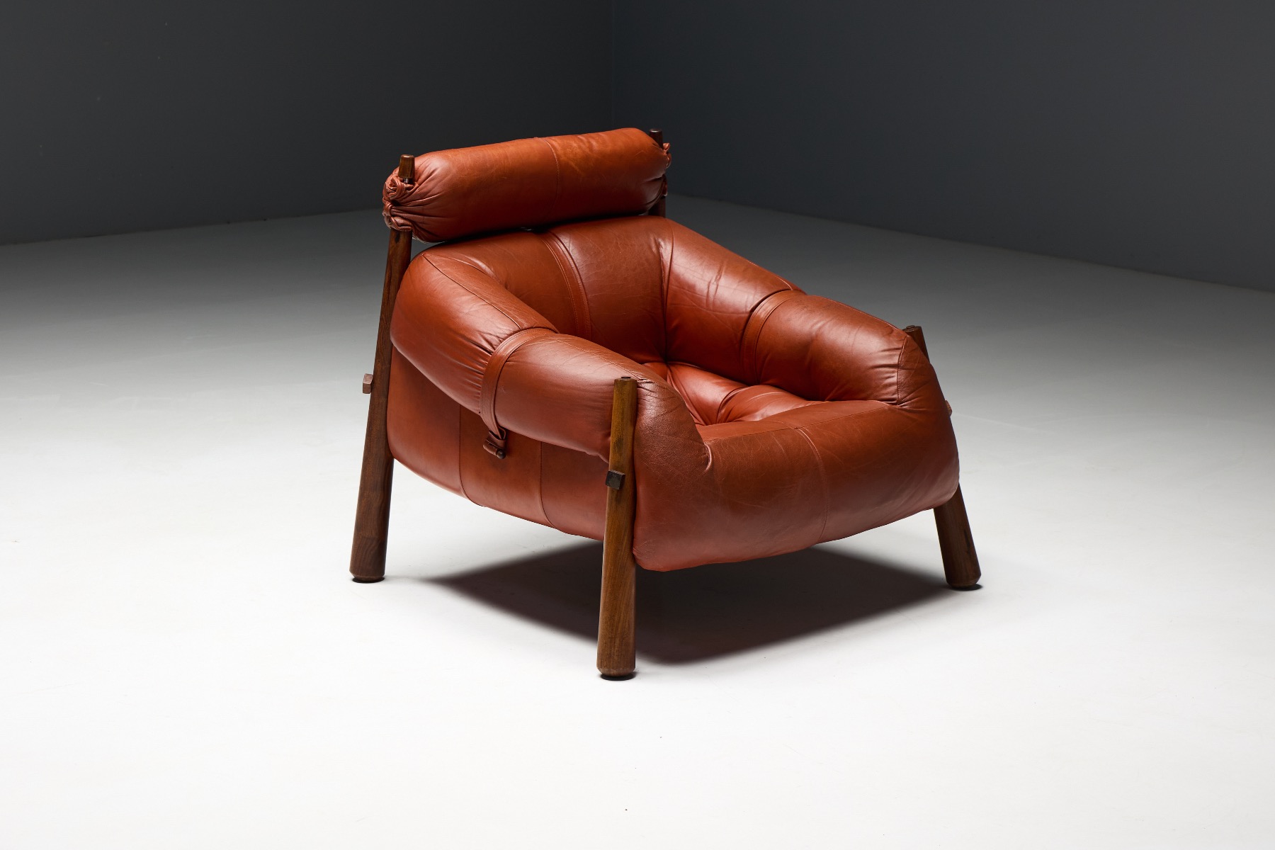 MP-81 solid wood lounge seating