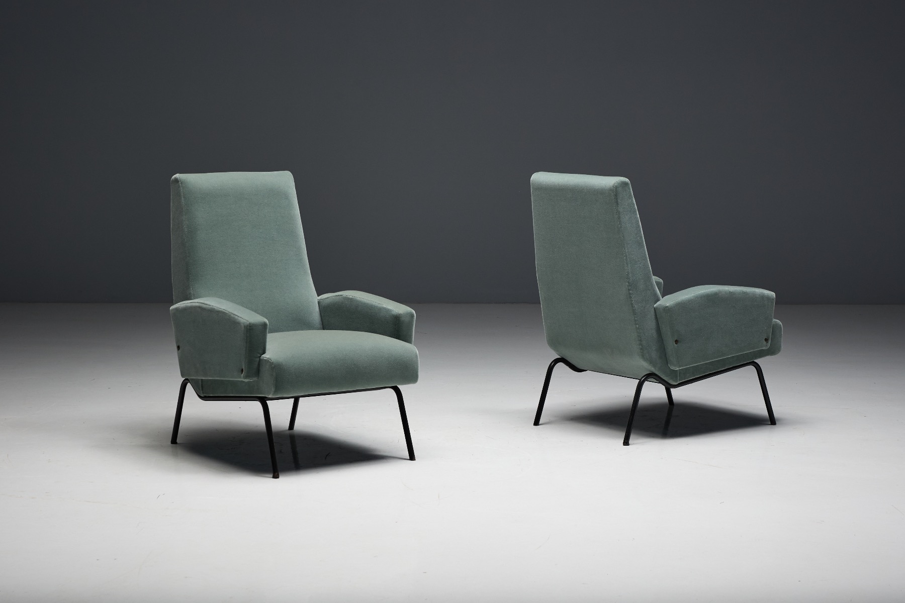 Timeless mid century lounge seating design