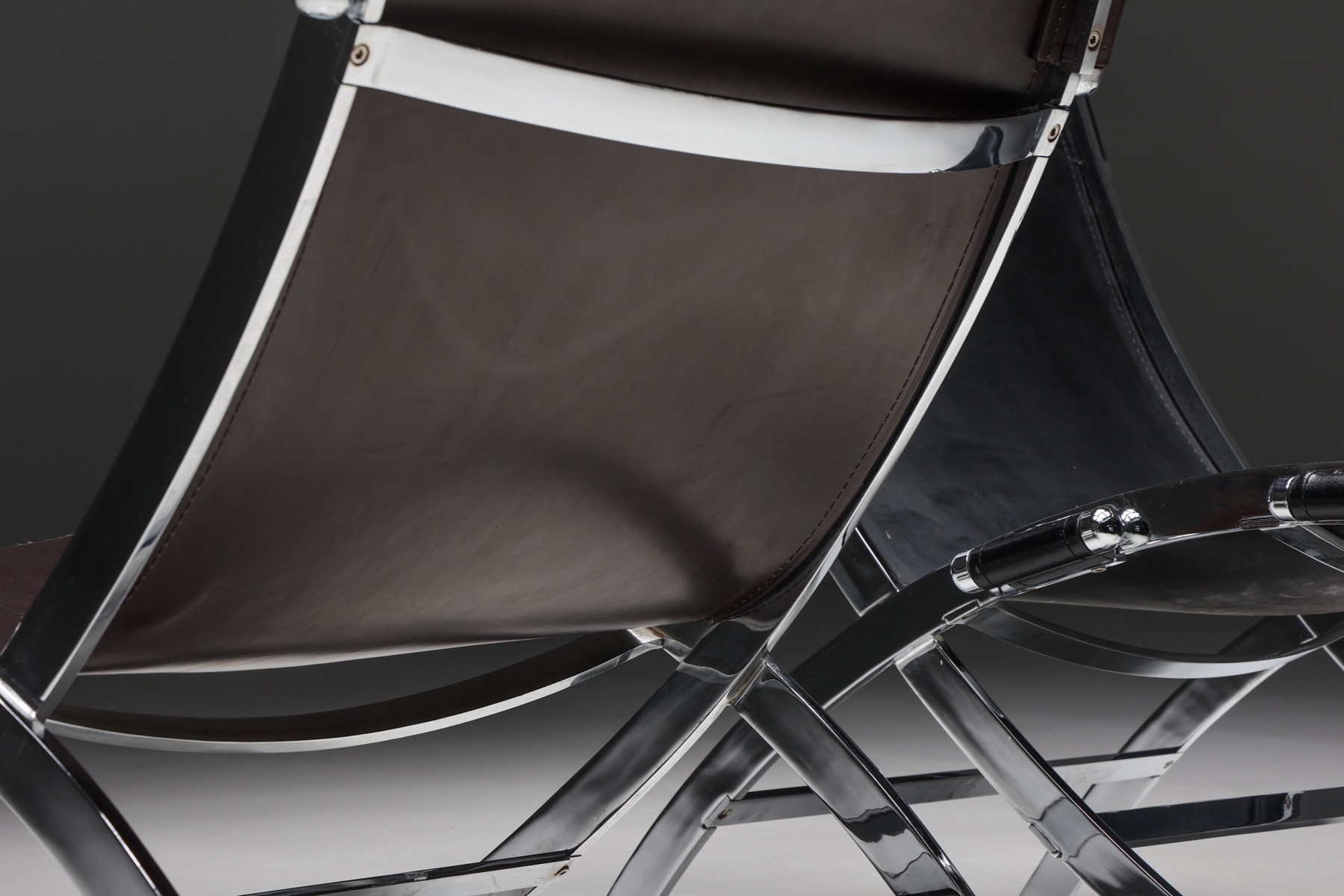 Sleek black leather scissor chair by Flexform
