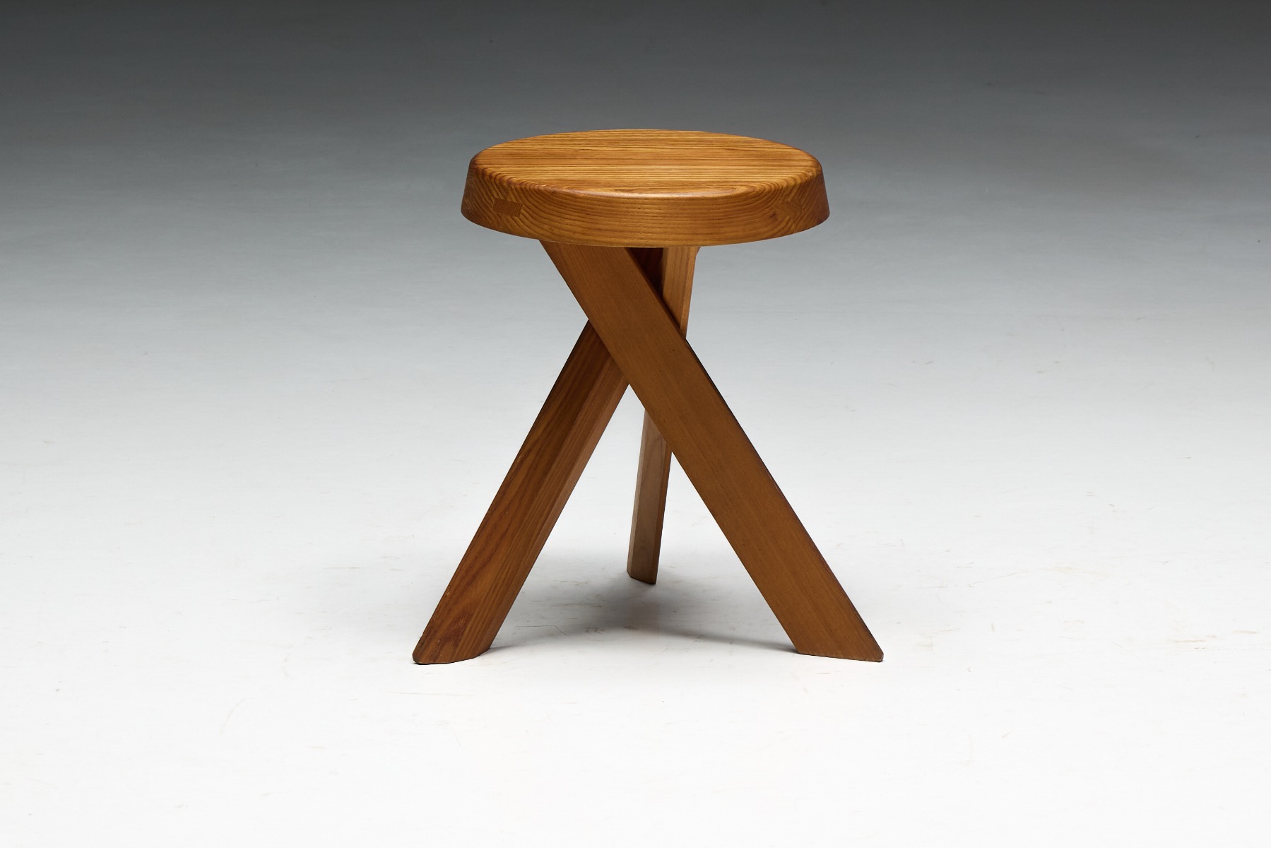 Timeless S31 stool with modernist simplicity