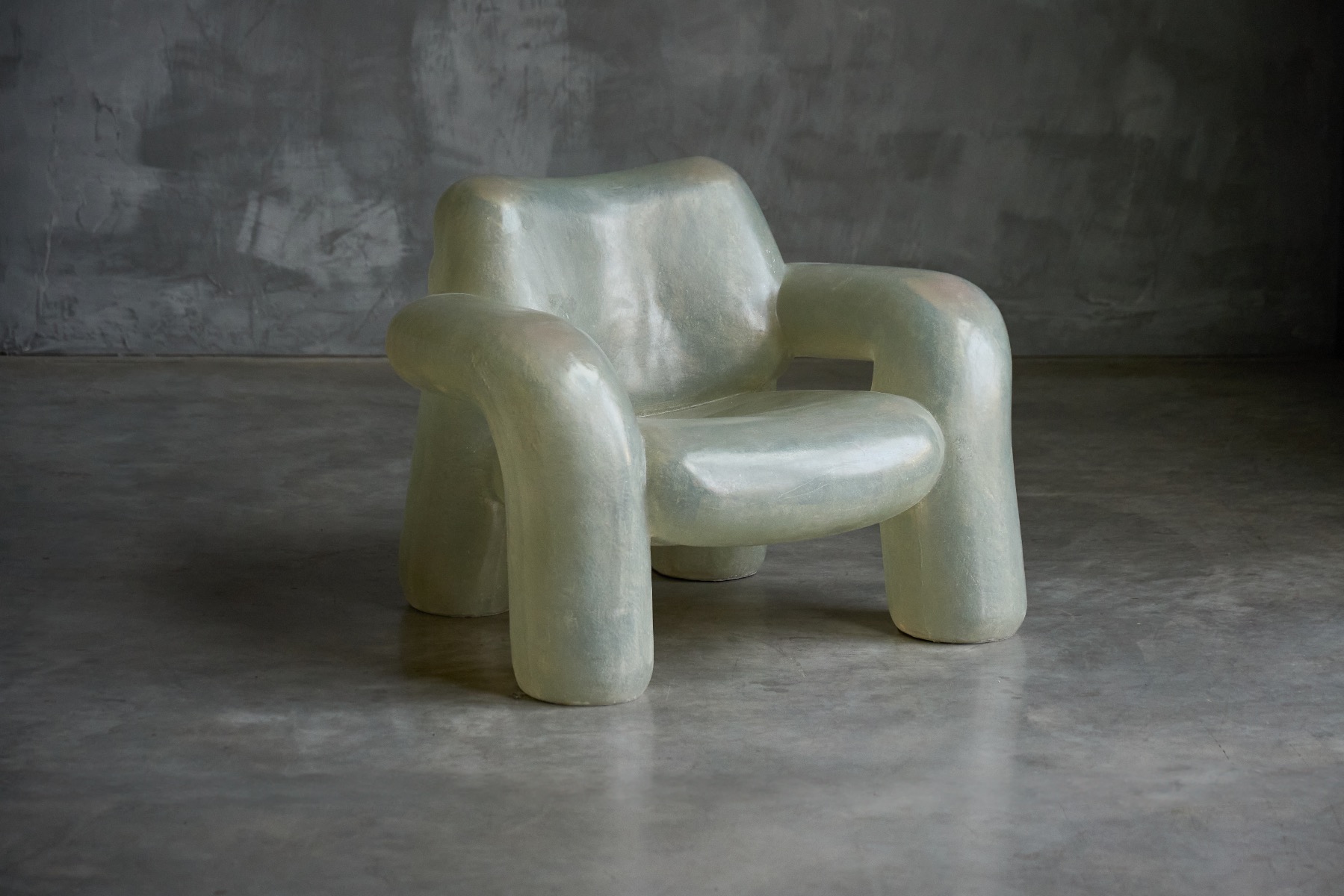 Minimalist sculptural chair Blown Up design