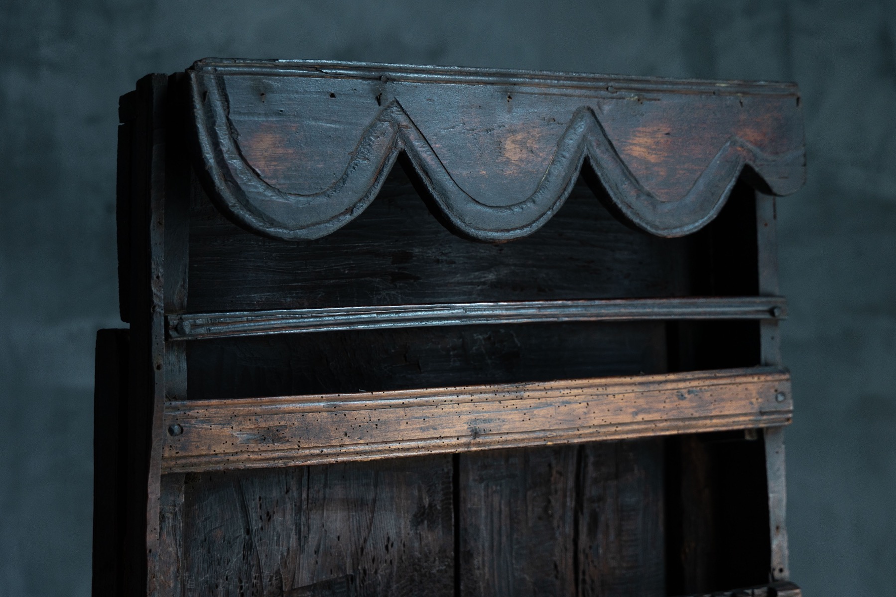 Primitive country shelving cupboard 19th century