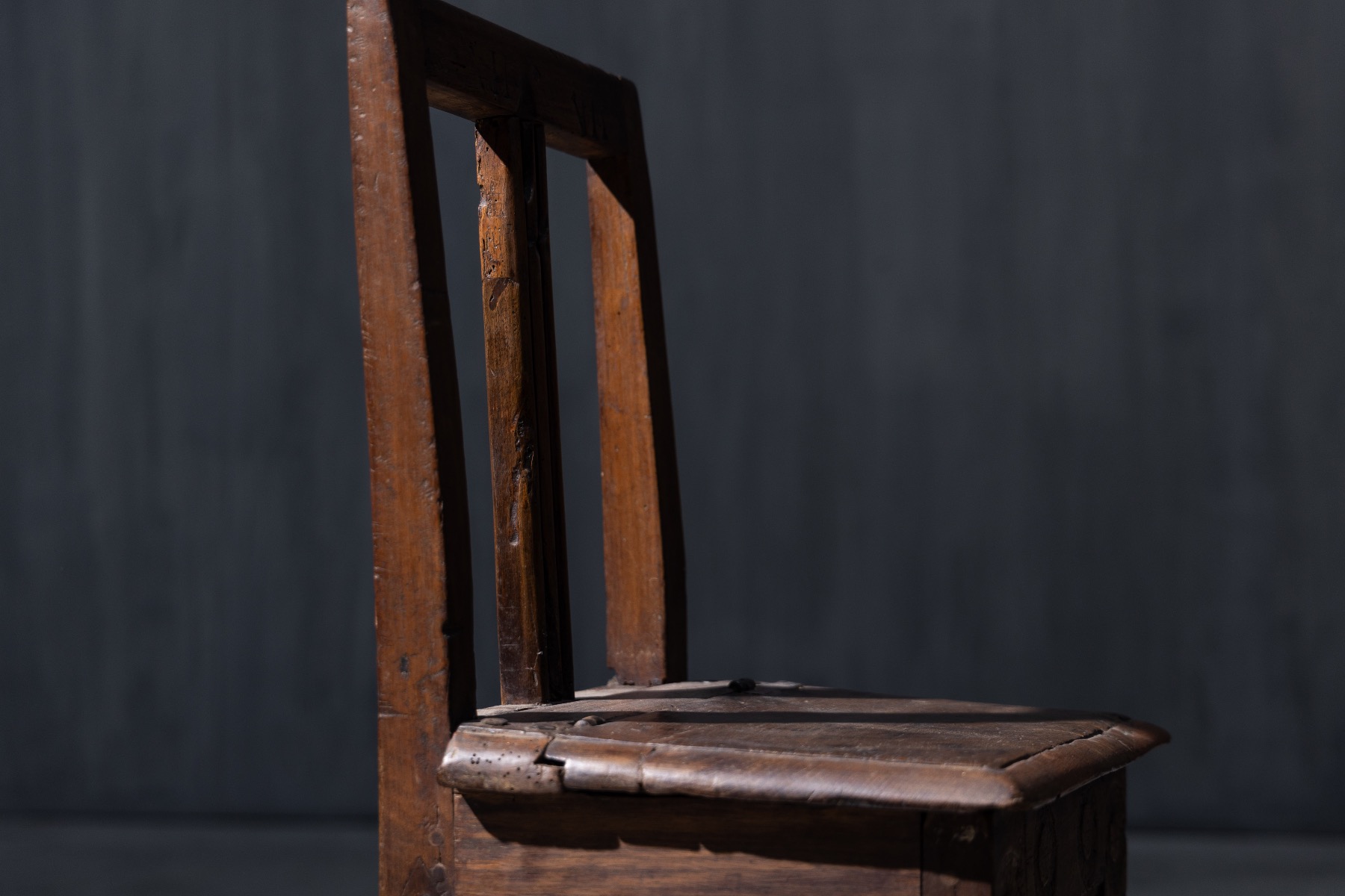 Authentic primitive chair with integrated storage function