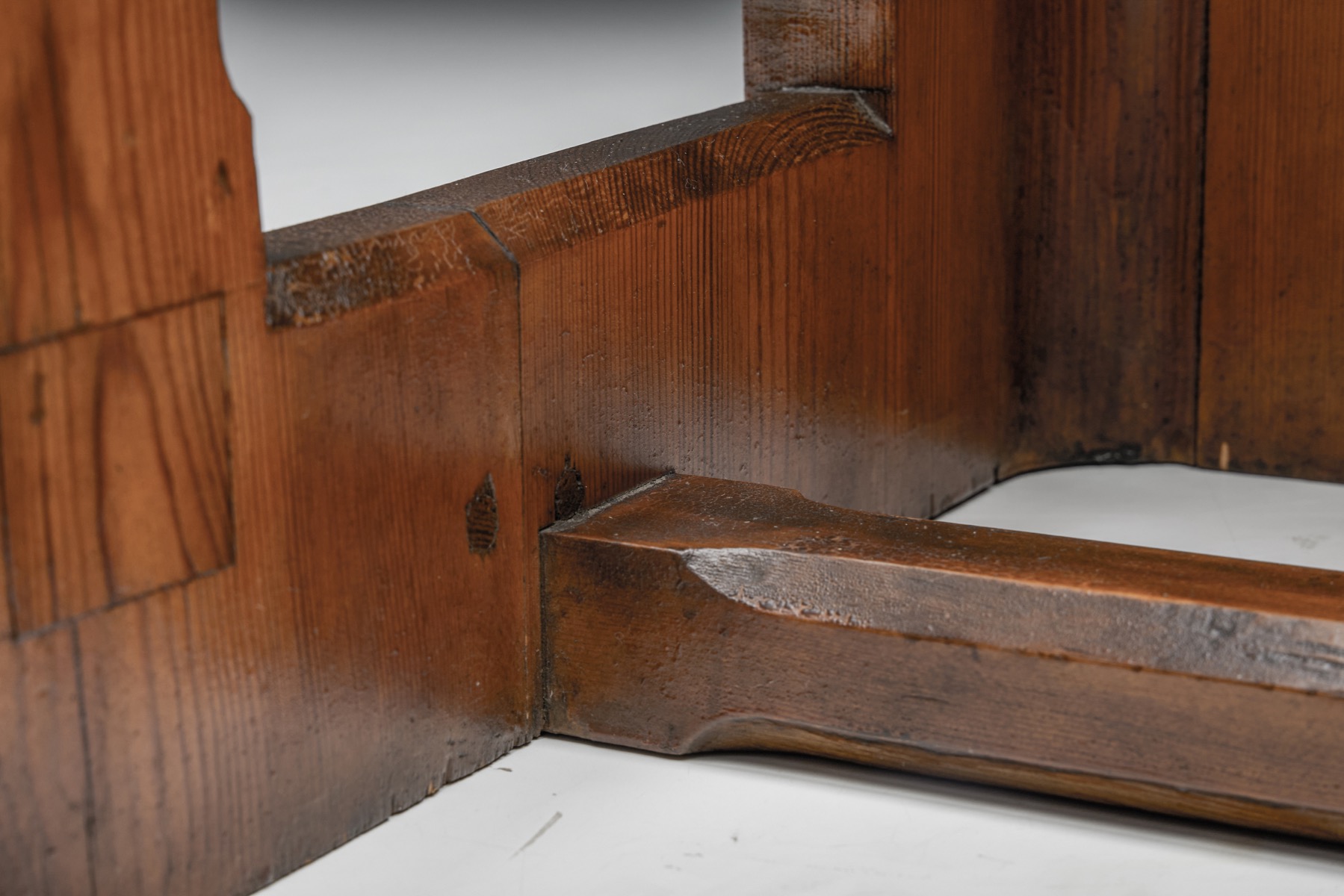 Timeless gothic armchairs in ornamental design
