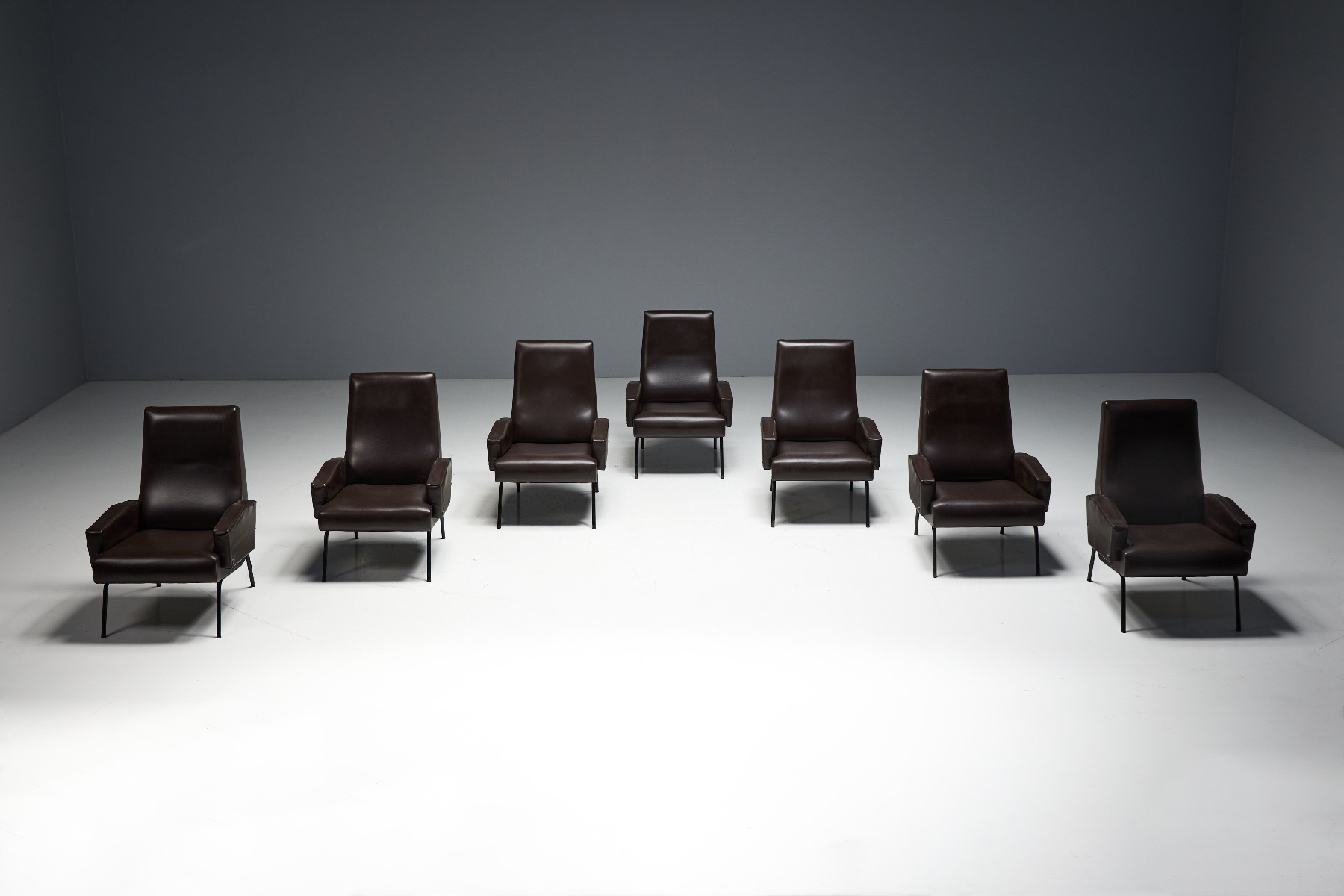 Timeless mid century modern lounge chair with classic appeal