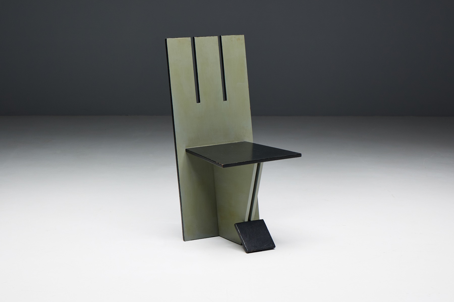 Dutch modernism dining chairs inspired by De Stijl