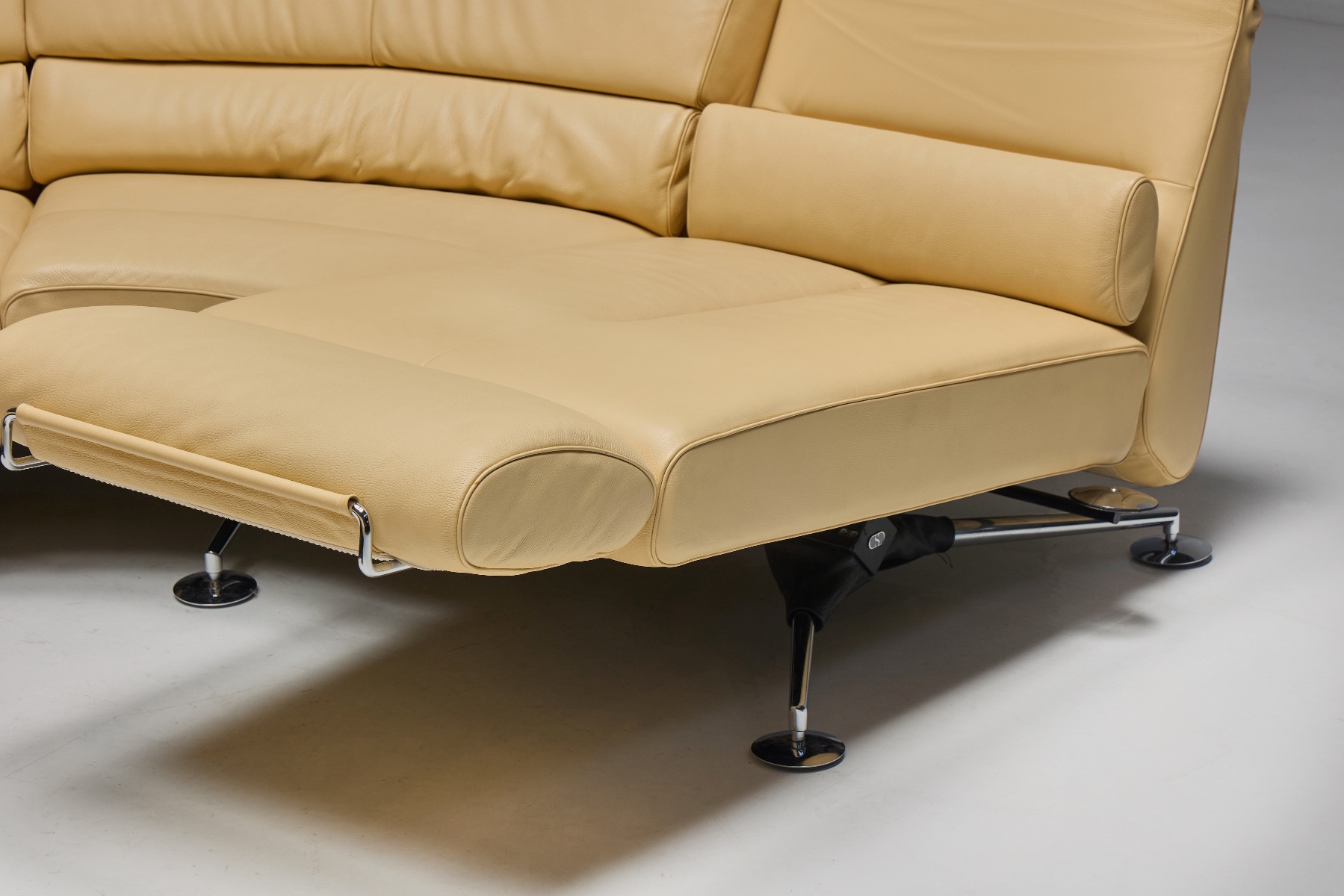 Architectural Swiss design sofa from the 1970s