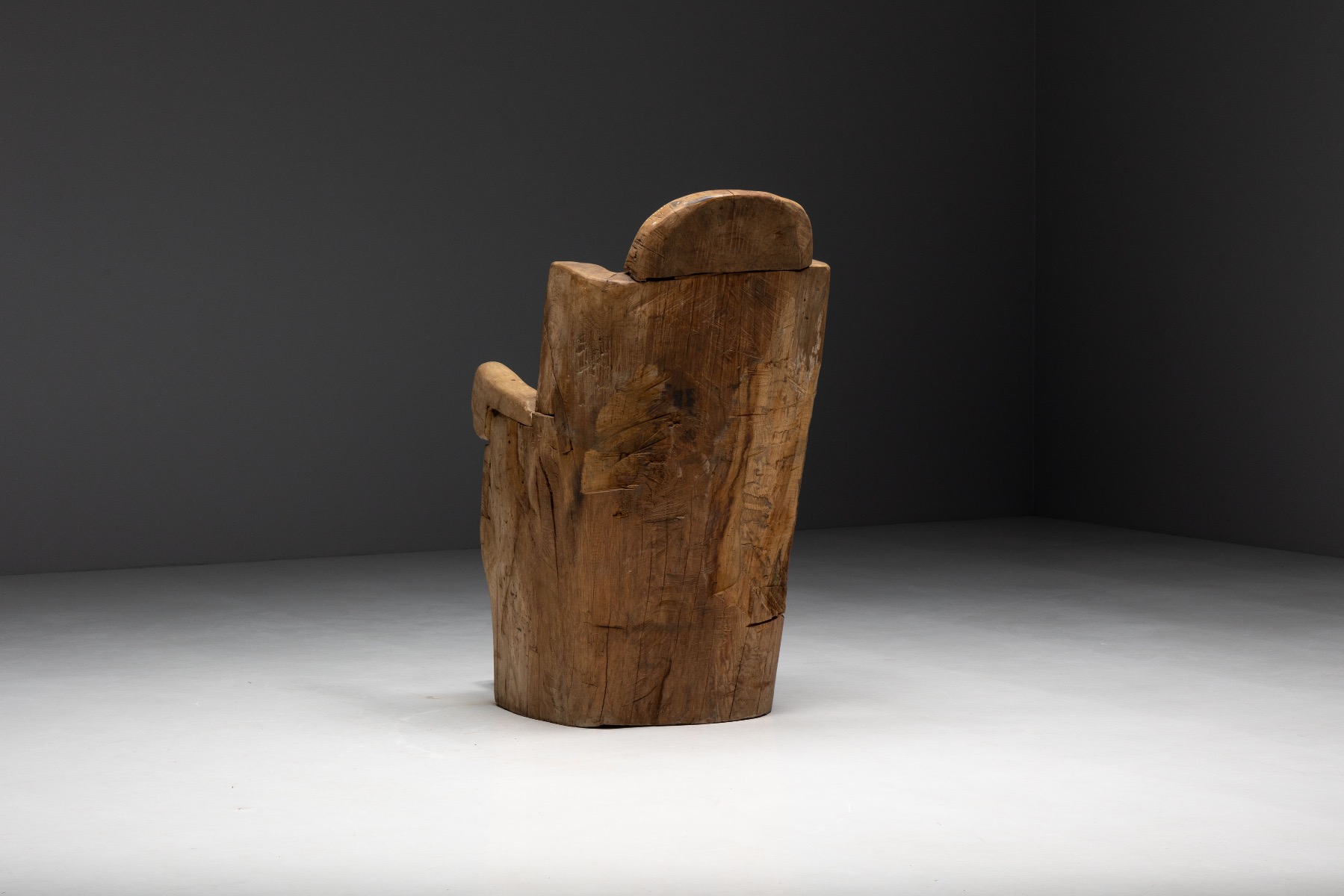 Gallery level monoxylite throne chair with strong presence