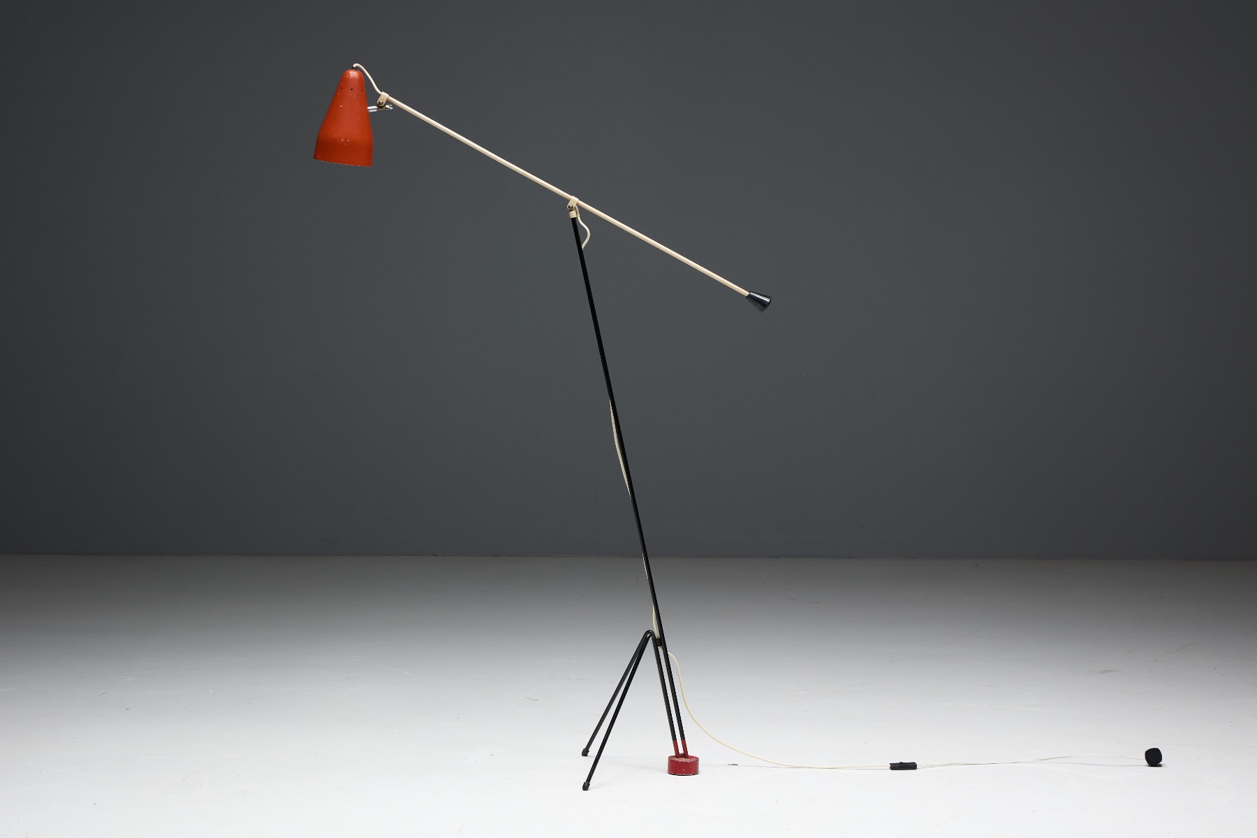Refined industrial modern floor lamp by Gispen