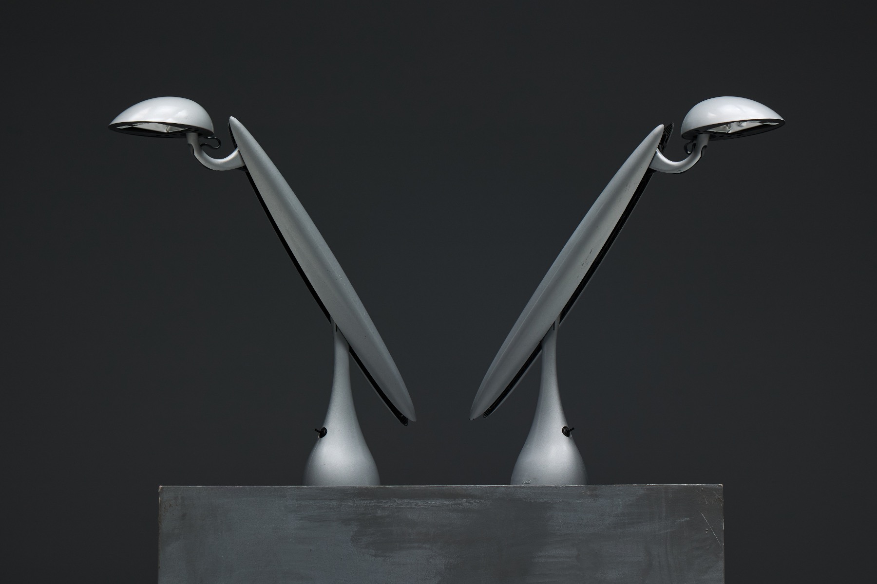 Minimal postmodern Heron desk lamp with graphic presence