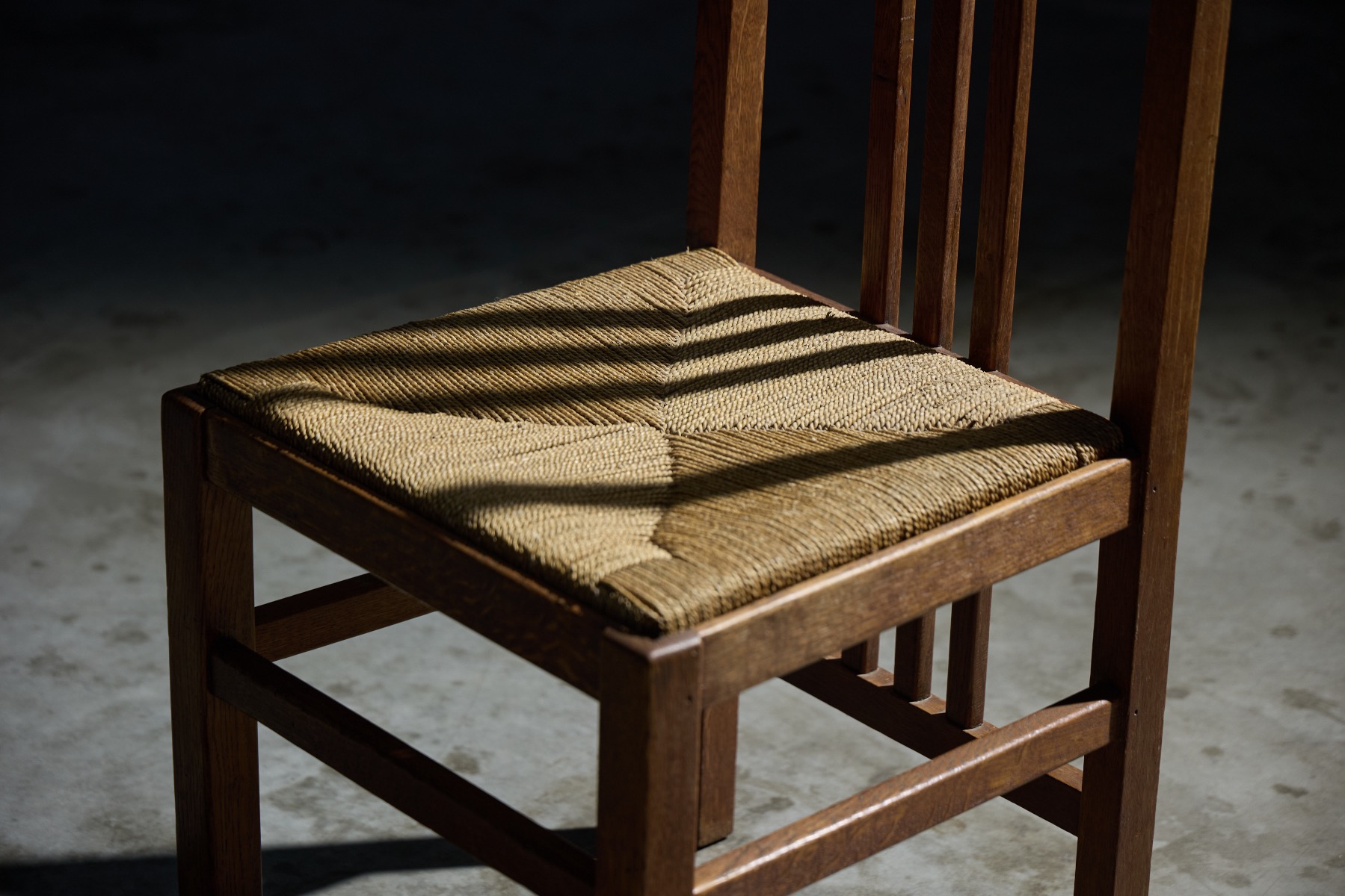 Classic 1920s Dutch modern seating with cord construction
