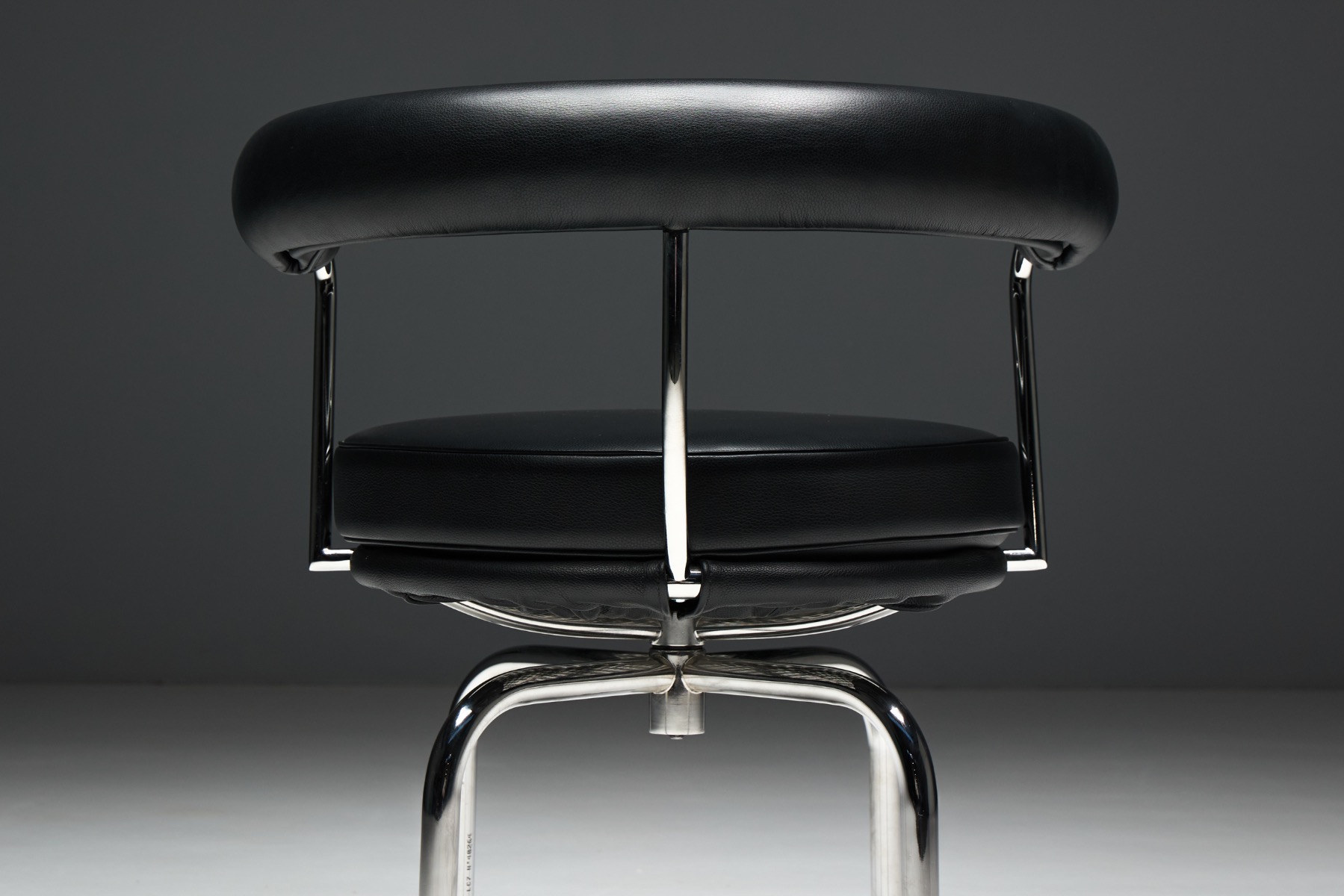 LC7 modernist seating with tubular steel frame