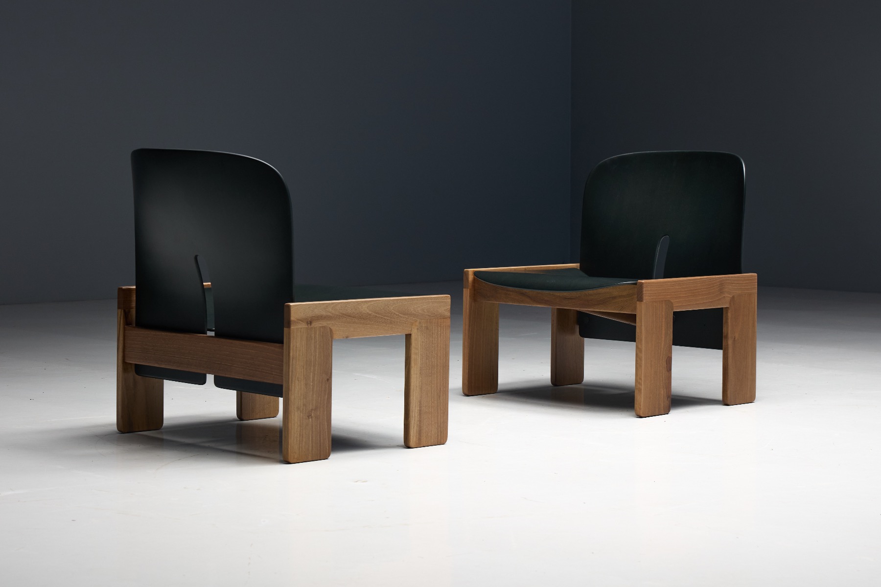 Sculptural Italian easy chair model 925
