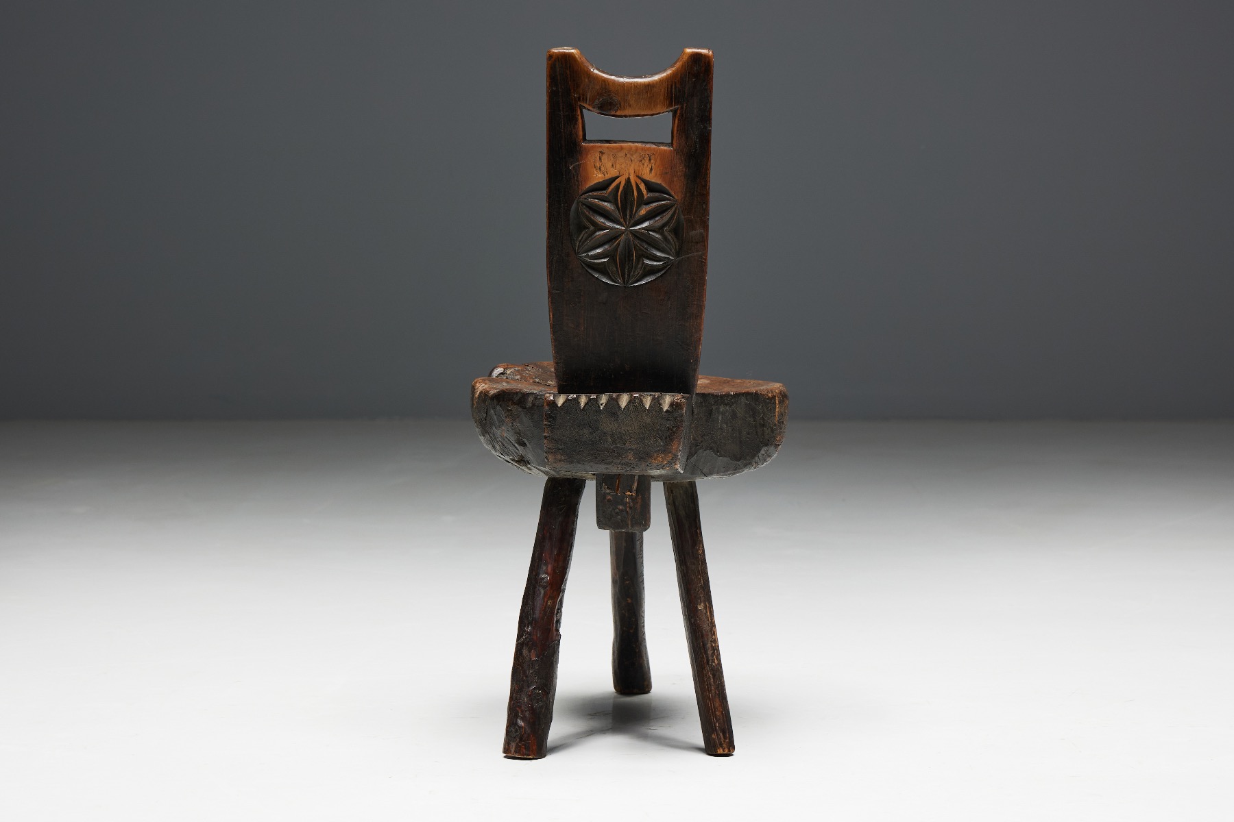 Sculptural tripod chairs in alpine rustic design