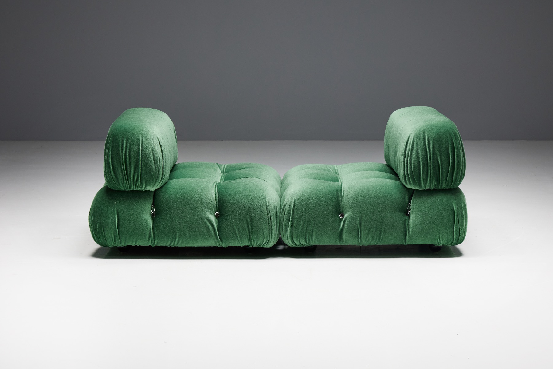 Statement sofa Camaleonda in green velvet