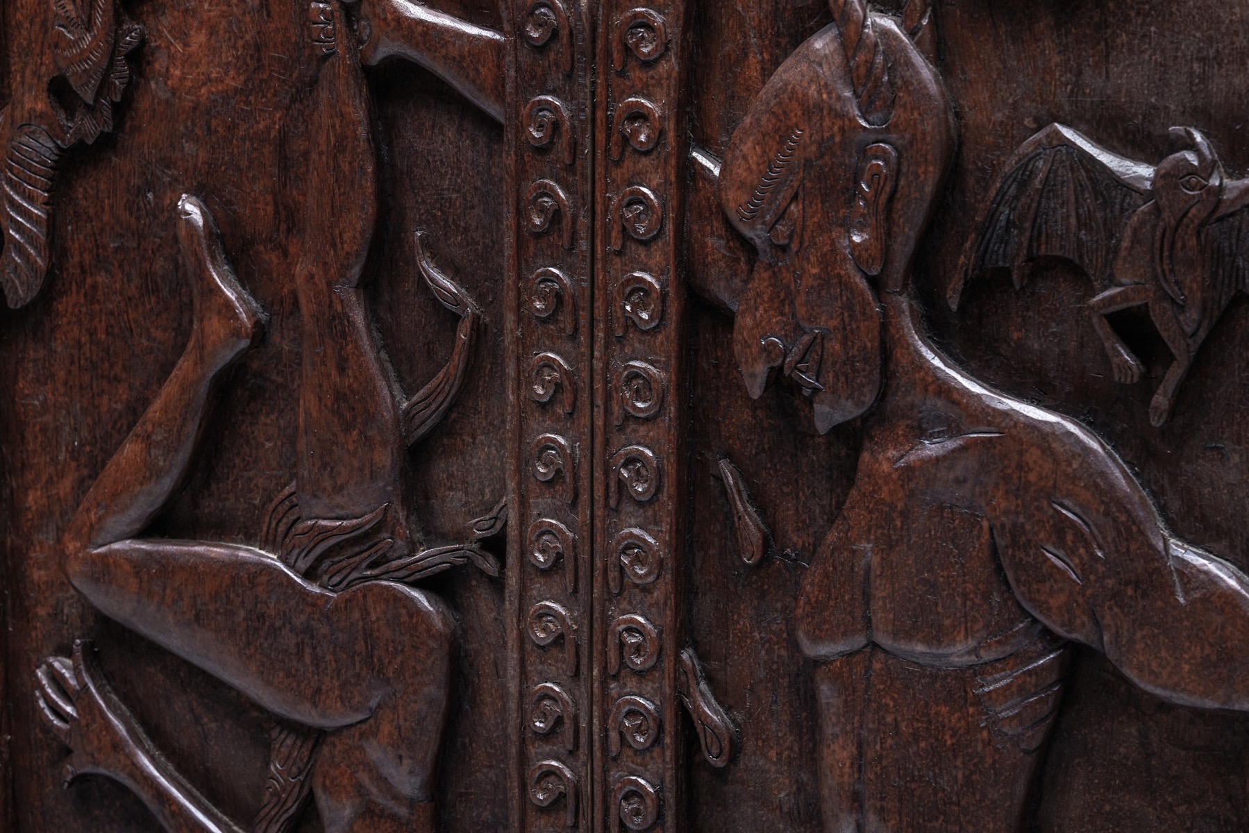 Artistic throne chair with relief carving design