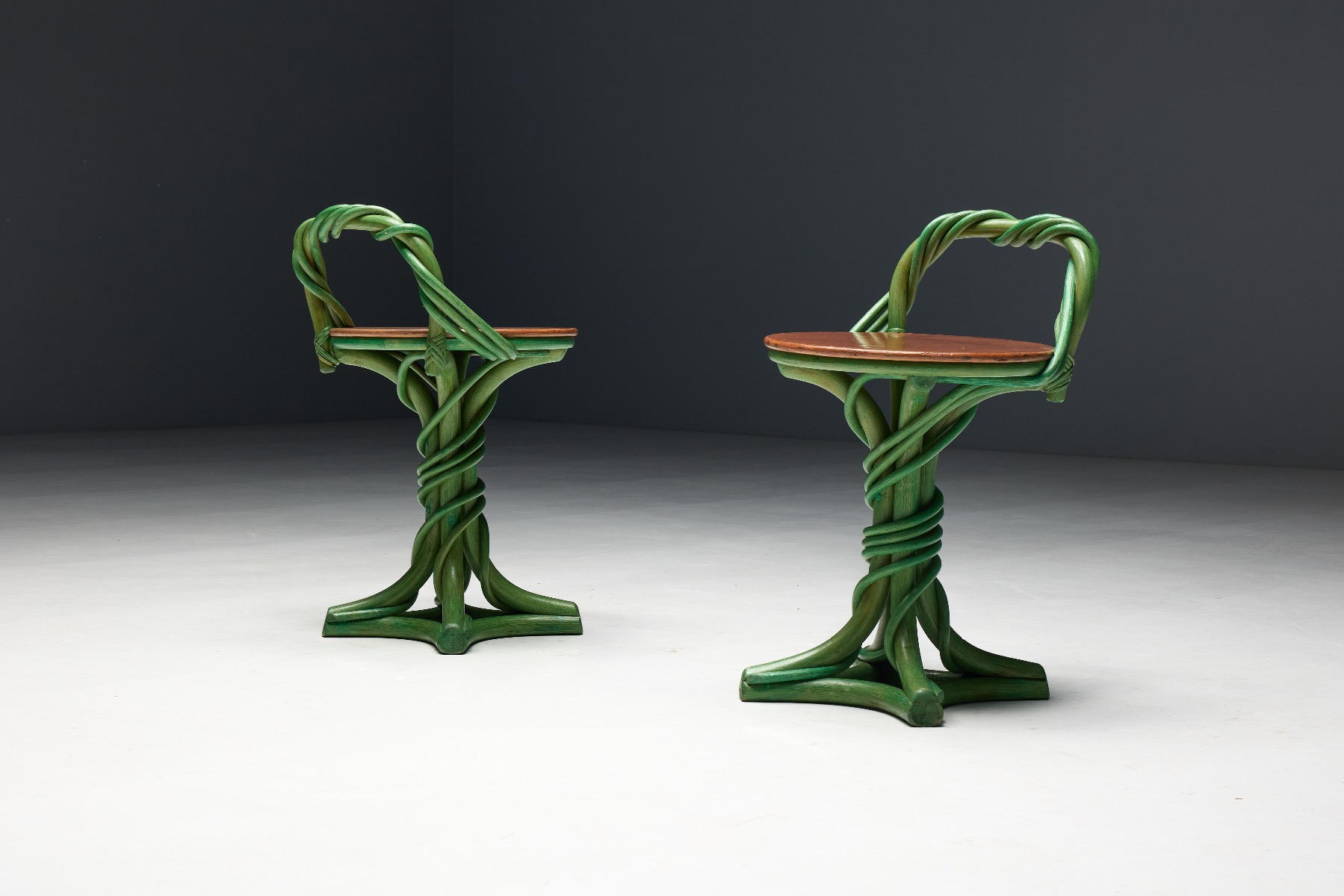 Freeform vine twist stool with expressive movement