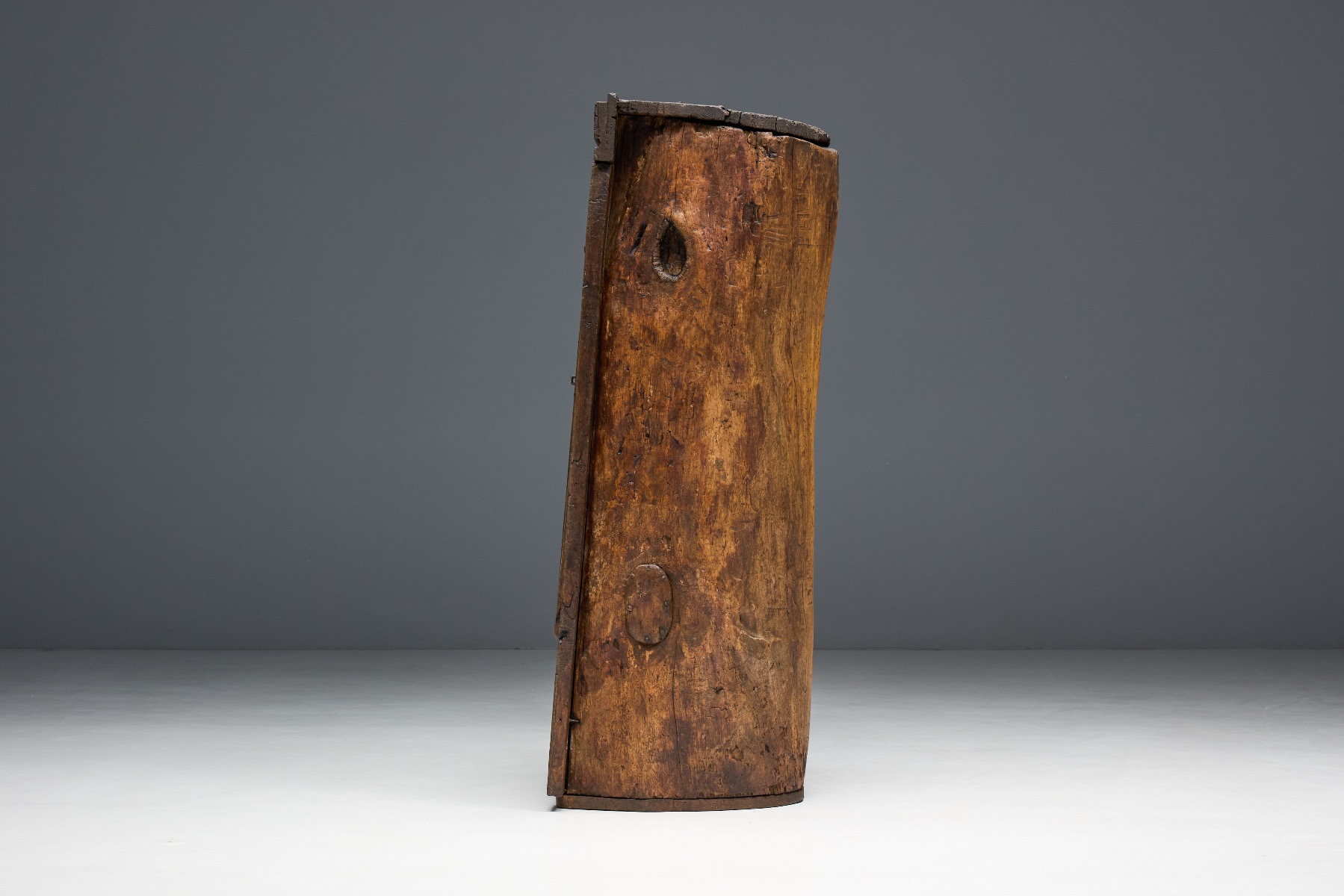 Gallery level vernacular bonnetière cabinet